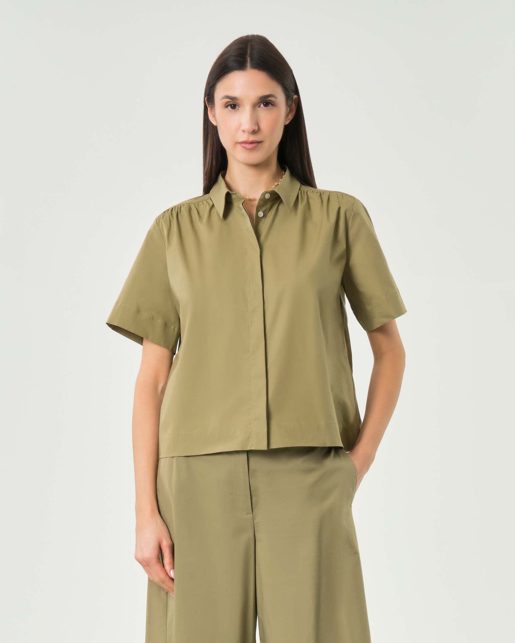 Camicia boxy a mezze maniche verde militare in popeline con arricciatura e bottoni nascosti