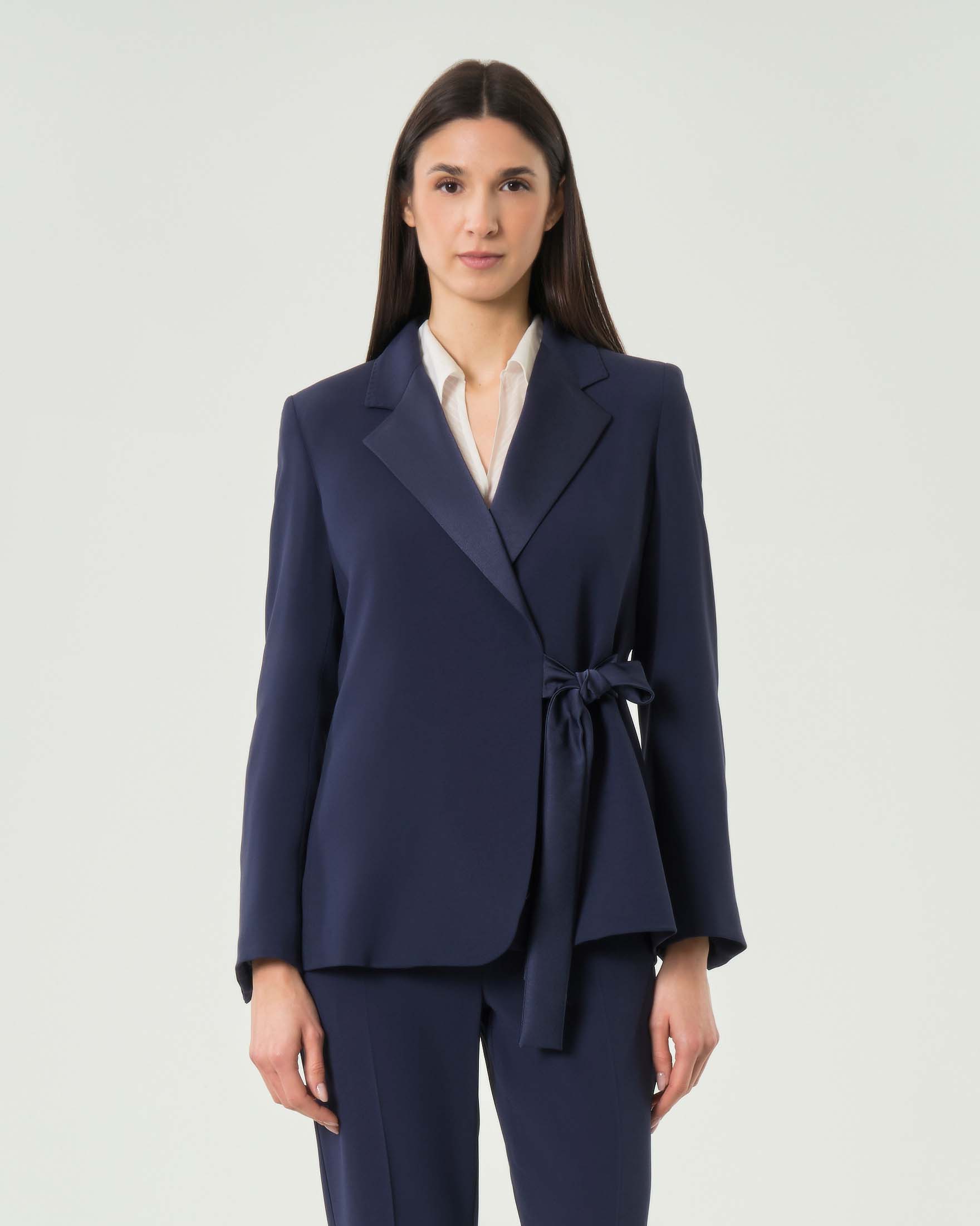 Blazer blu in crepe con chiusura asimmetrica con fiocco da annodare e pince