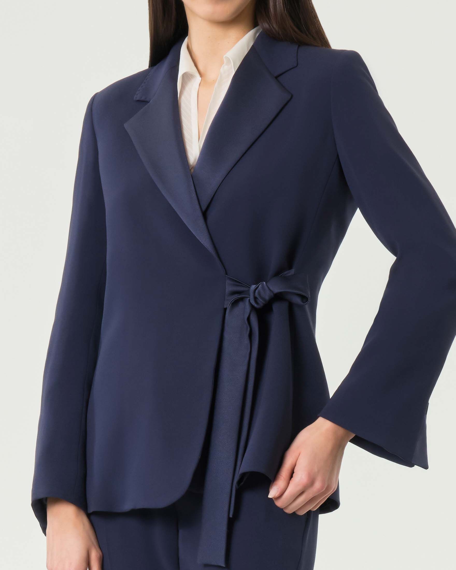 Blazer blu Marella in crepe con chiusura asimmetrica con fiocco da annodare e pince