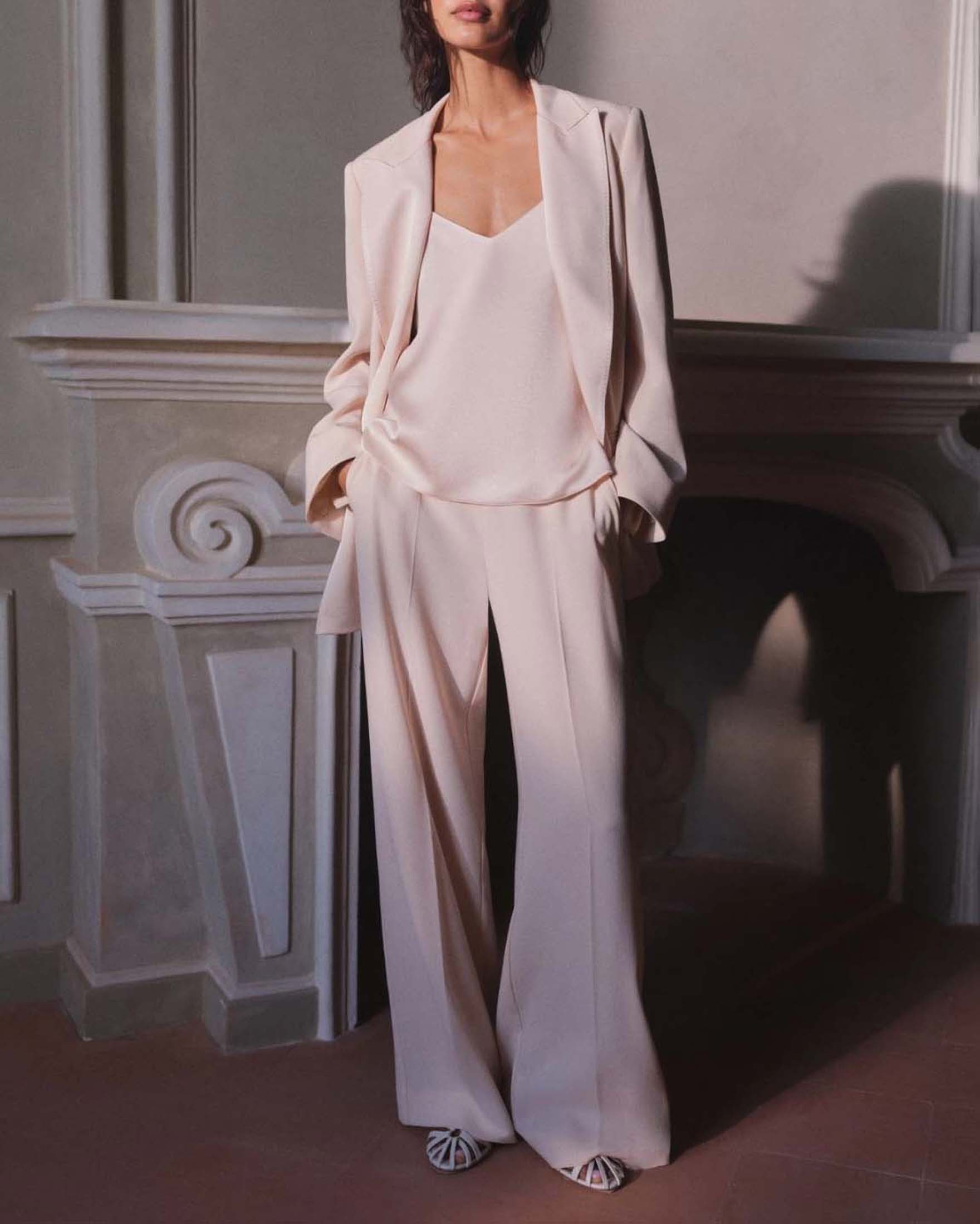 Top Marella cipria in satin con spalline sottili e scollo a V image
