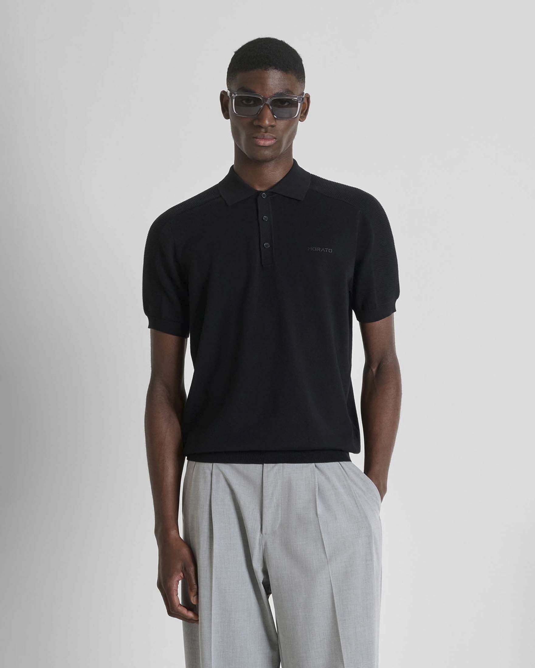 Polo nera in maglia di cotone con logo ricamato in tono