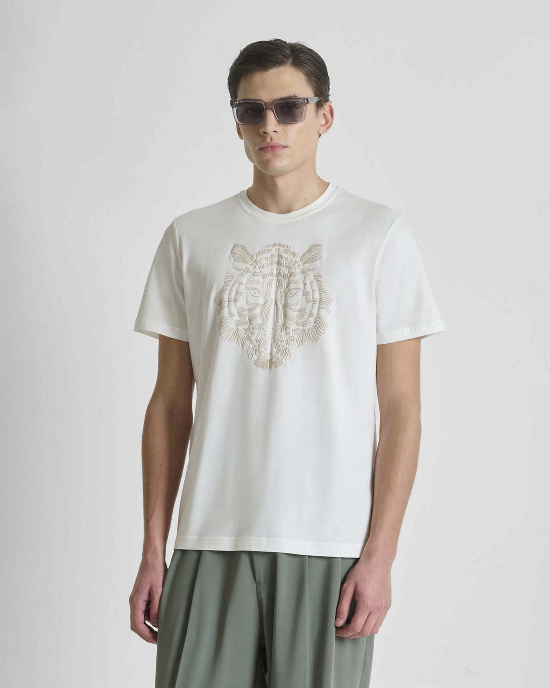 T-shirt bianca in cotone con ricamo tigre