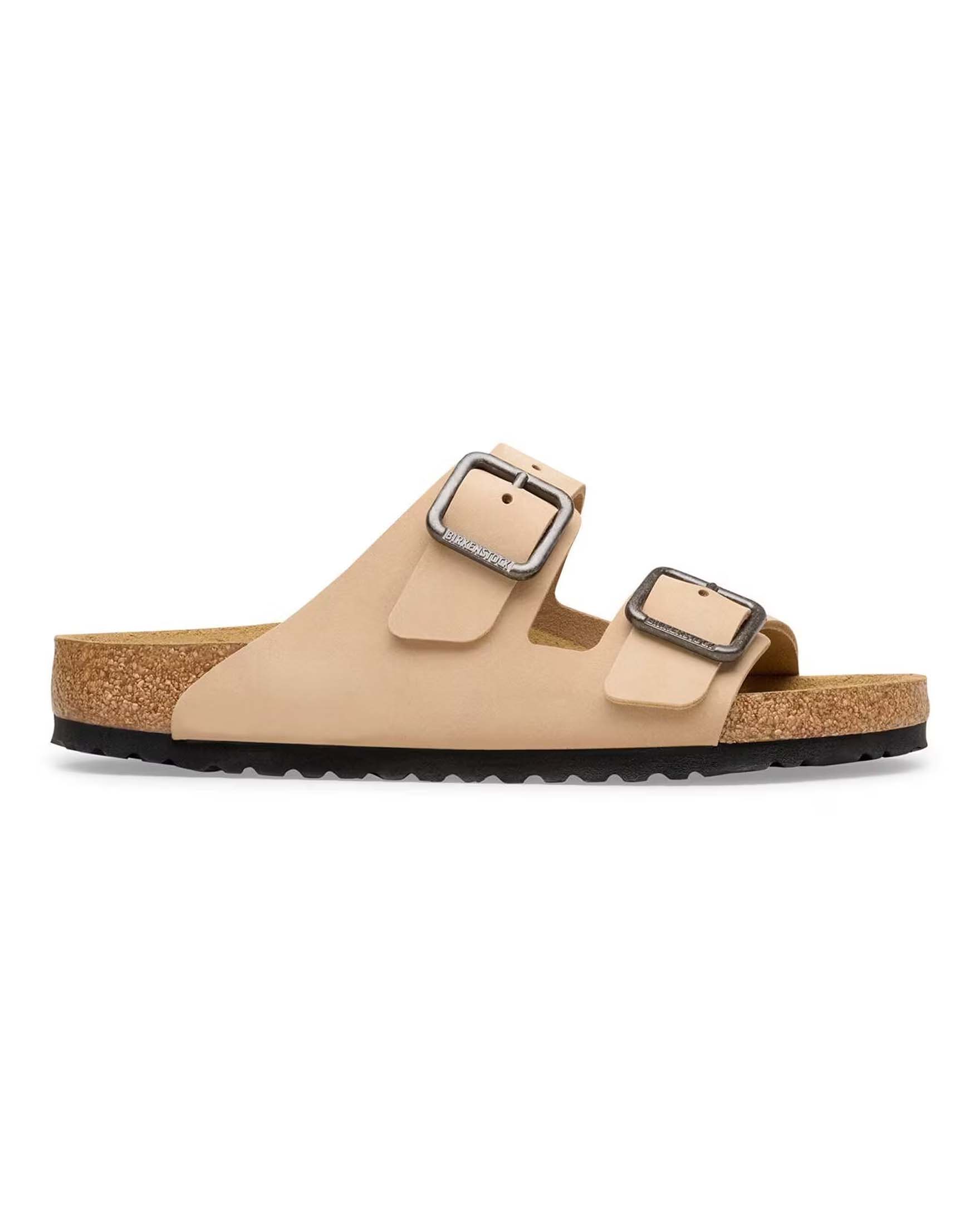 Sandalo Birkenstock Arizona Wire Buckle in pelle nabuk sabbia con doppia fascetta image