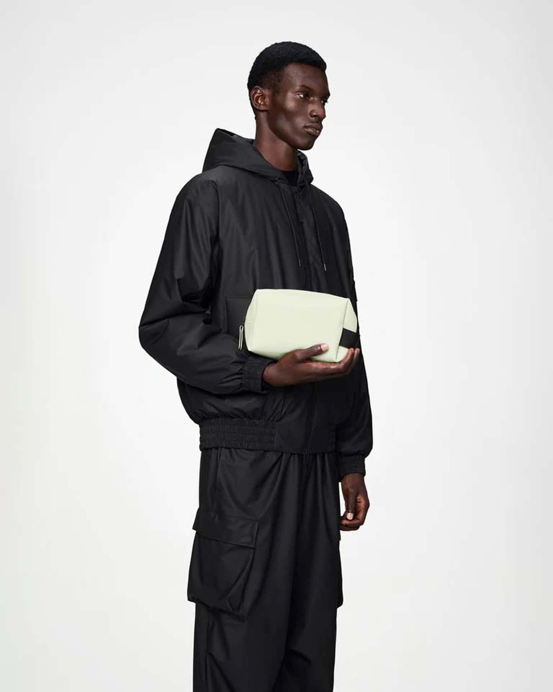 Wash Bag Small verde menta Rains in tessuto impermeabile dal finish opaco image