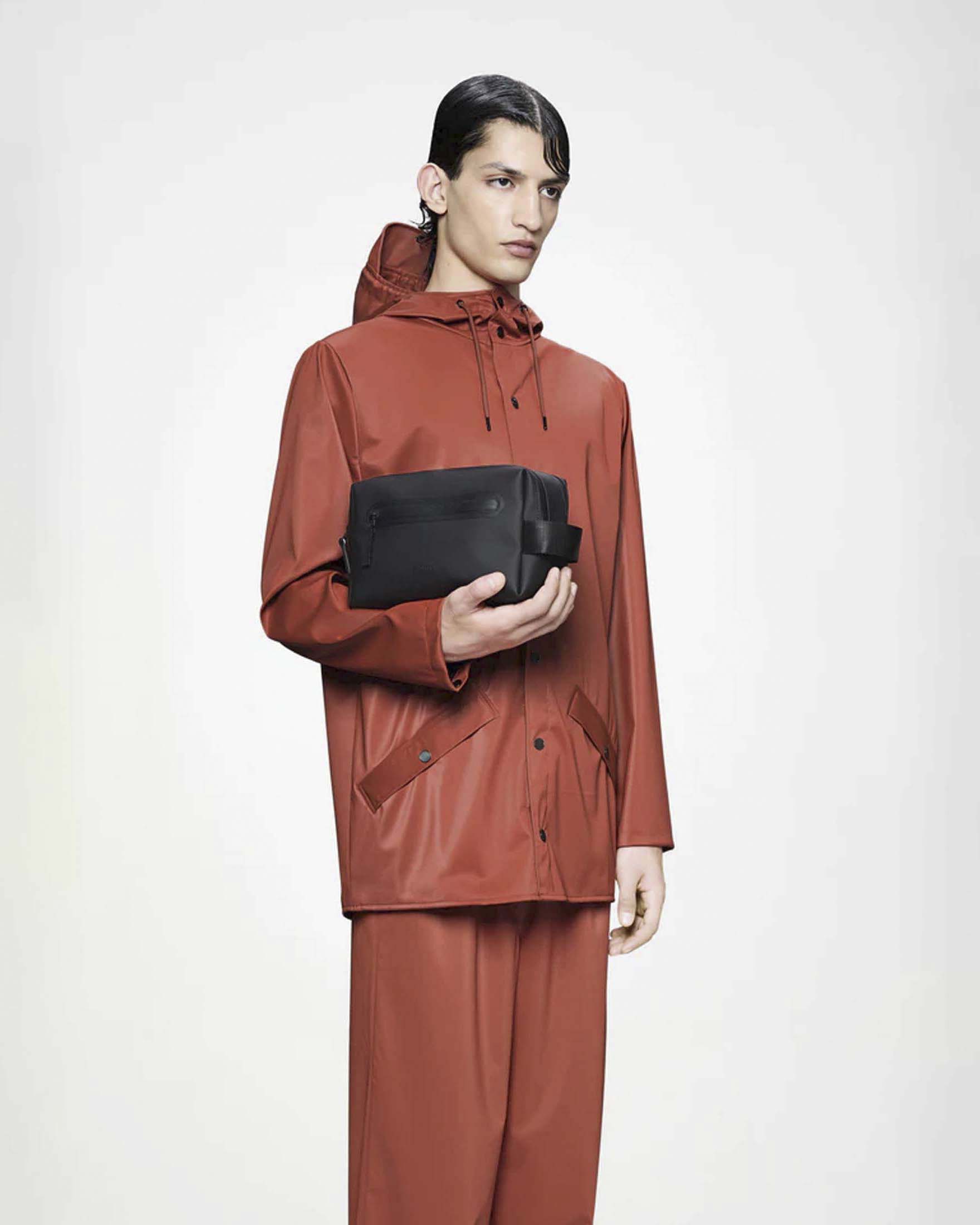Wash Bag Zip nera Rains in tessuto impermeabile dal finish opaco image