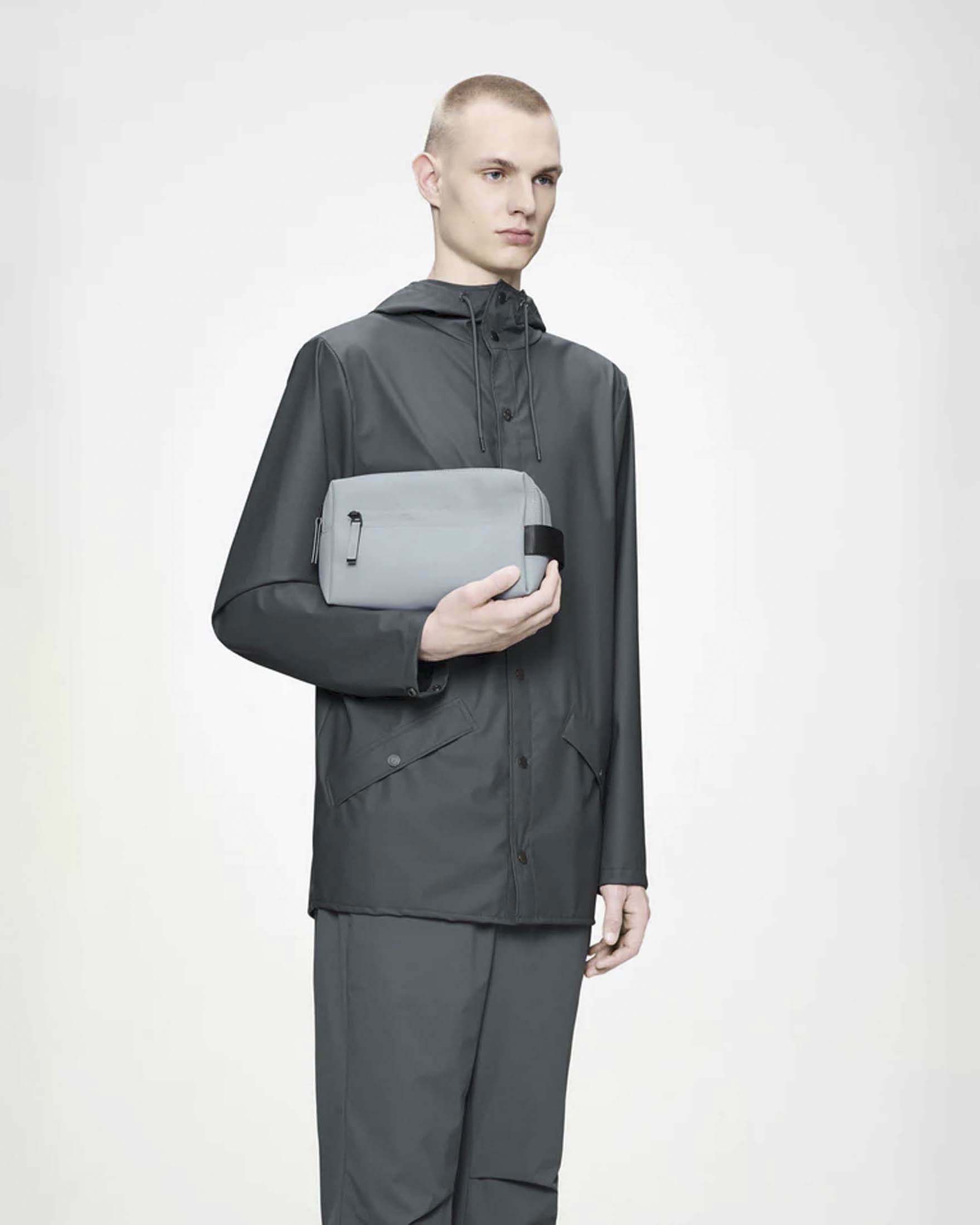 Wash Bag Zip grigia Rains in tessuto impermeabile dal finish opaco image
