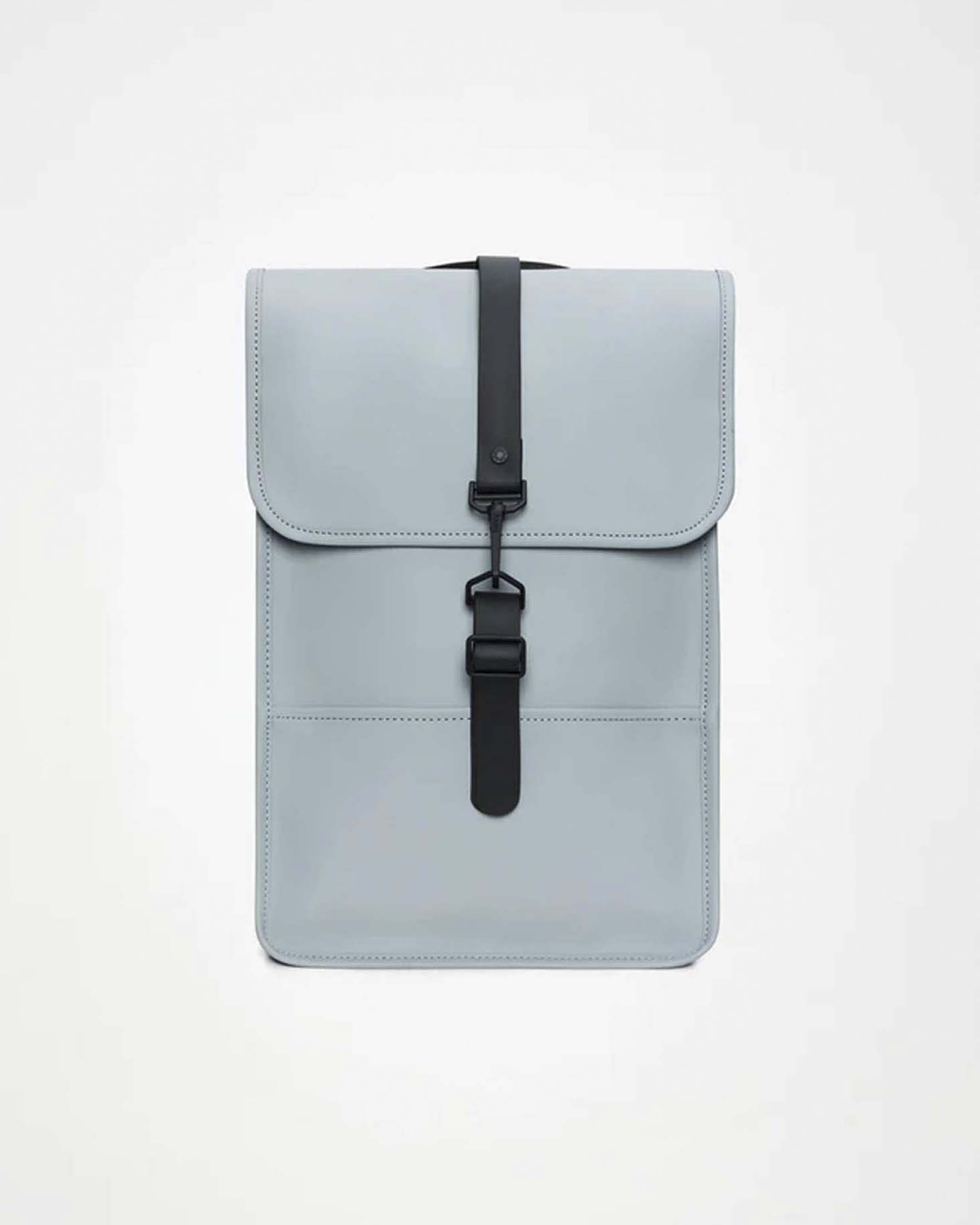 Zaino Backpack Mini Rains grigio dalla linea rettangolare con tasca frontale e chiusura a moschettone