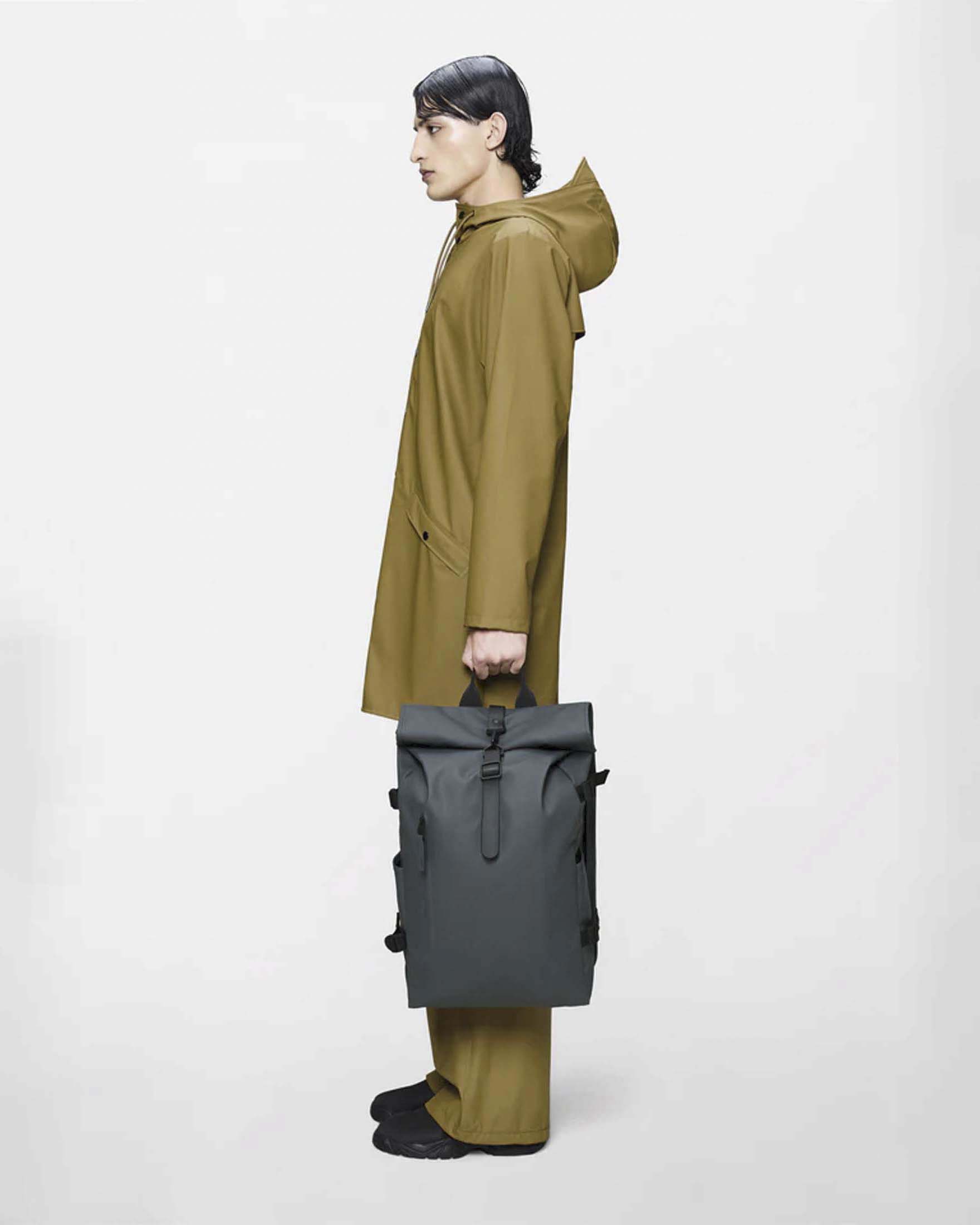 Zaino Rains Rolltop Rucksack Large antracite in tessuto tecnico impermeabile effetto gommato image