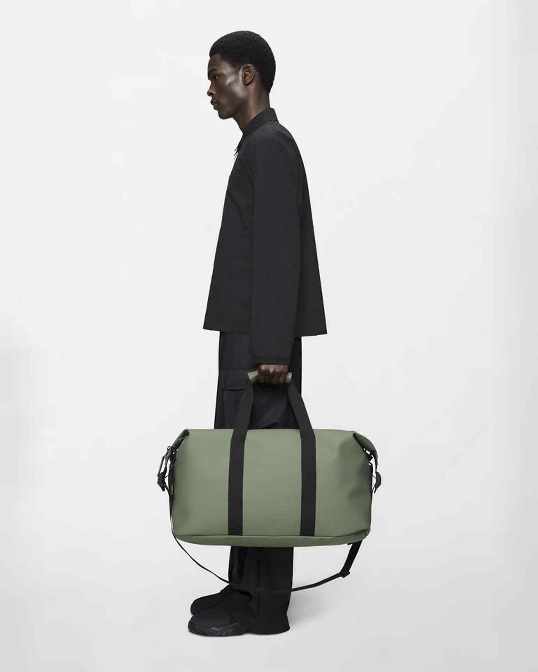 Borsa Rains Weekend Bag verde salvia in tessuto impermeabile effetto gommato con tracolla removibile image