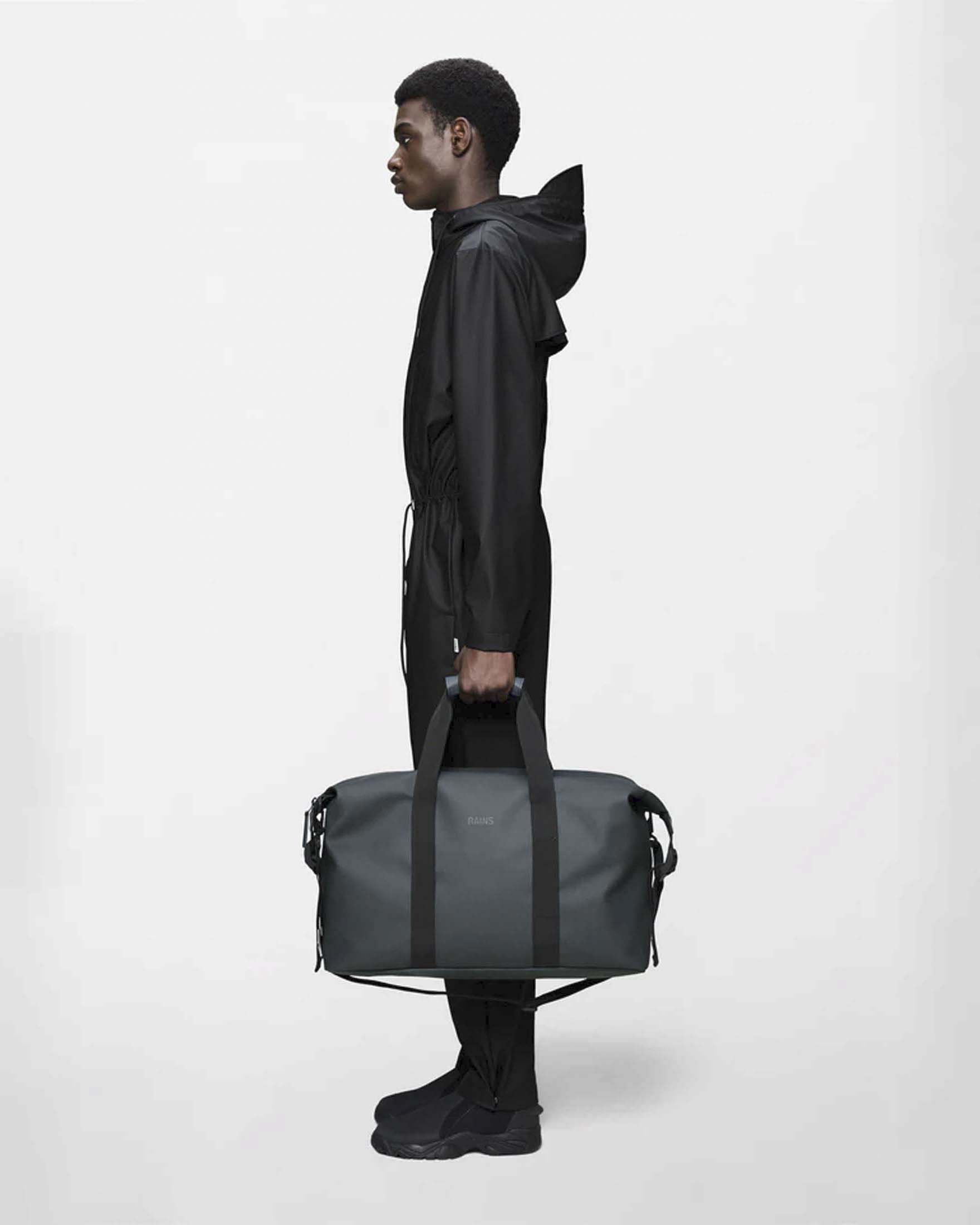 Borsa Rains Weekend Bag antracite in tessuto impermeabile effetto gommato con tracolla removibile image