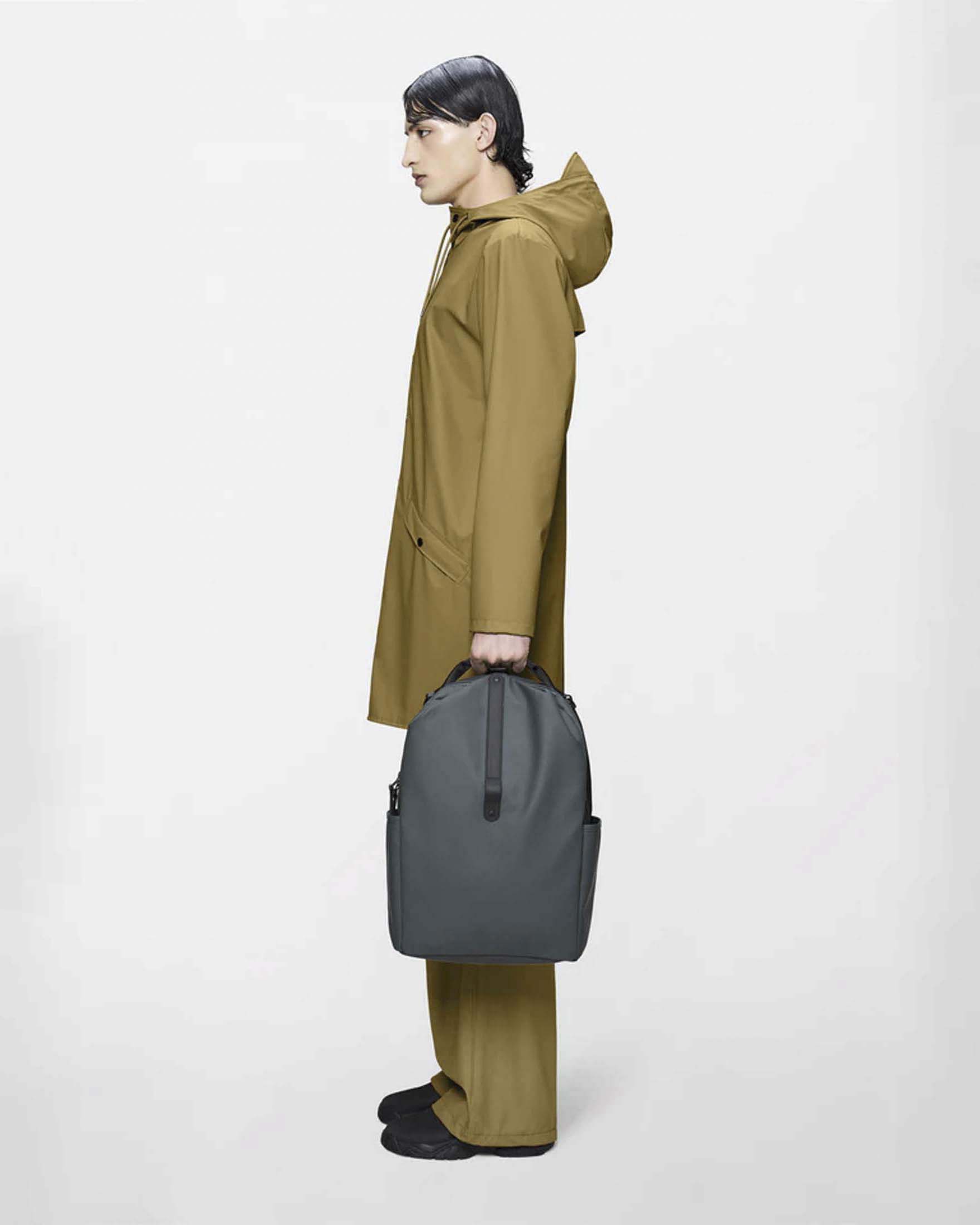Zaino Clip Front Backpack Rains antracite in tessuto tecnico impermeabile effetto gommato image