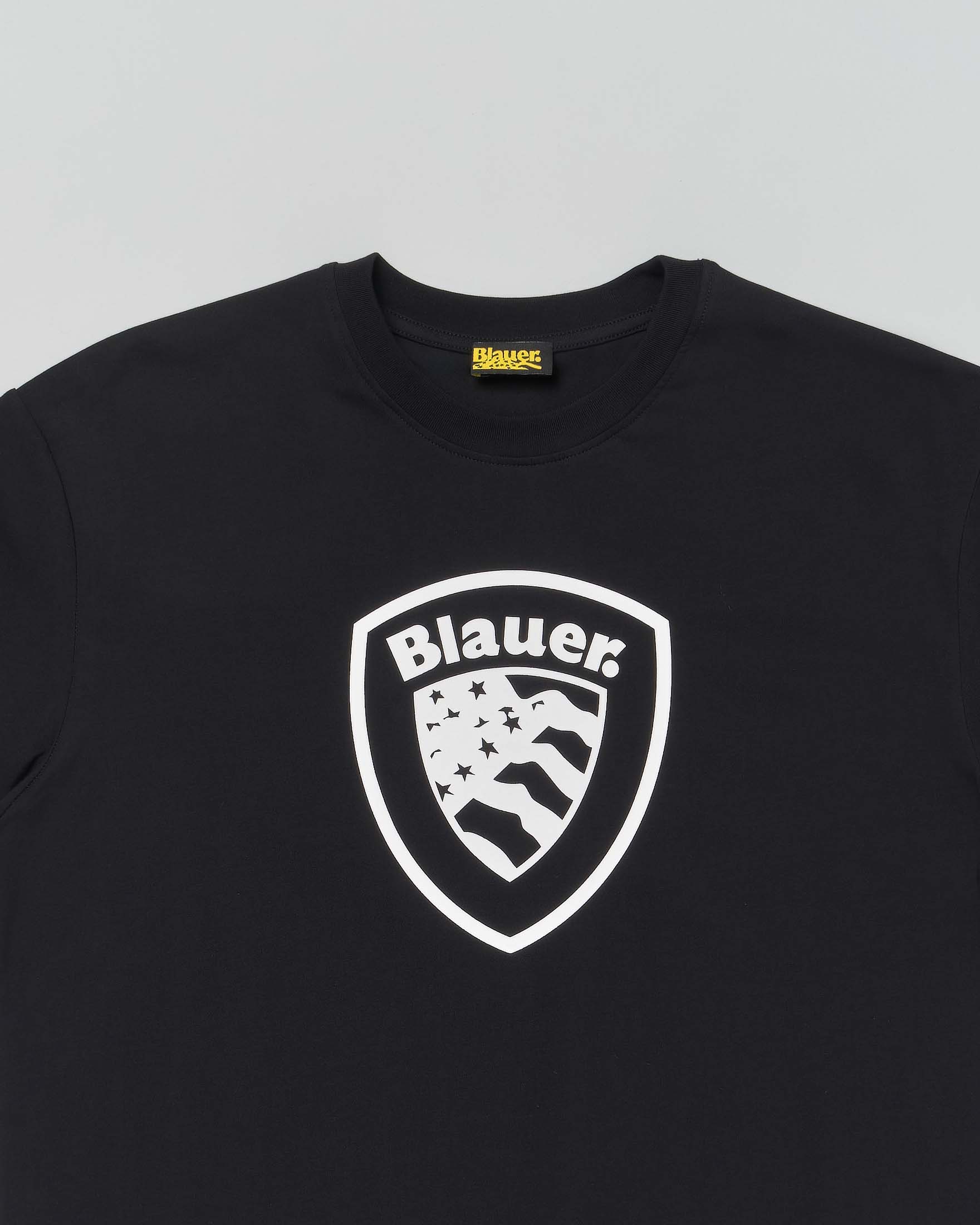T-shirt nera Blauer con scudo logo bianco image