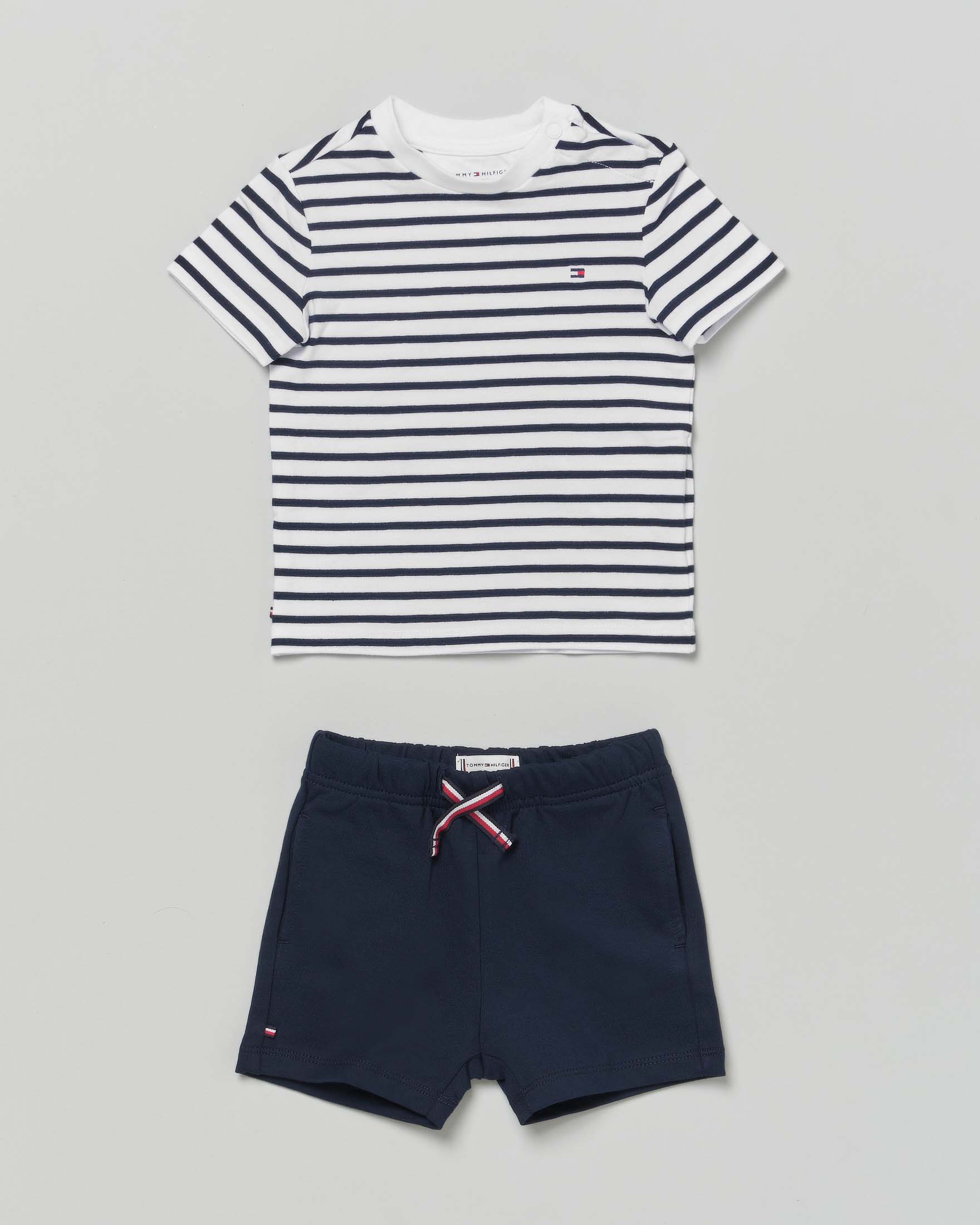 Completo t-shirt a righe e bermuda blu
