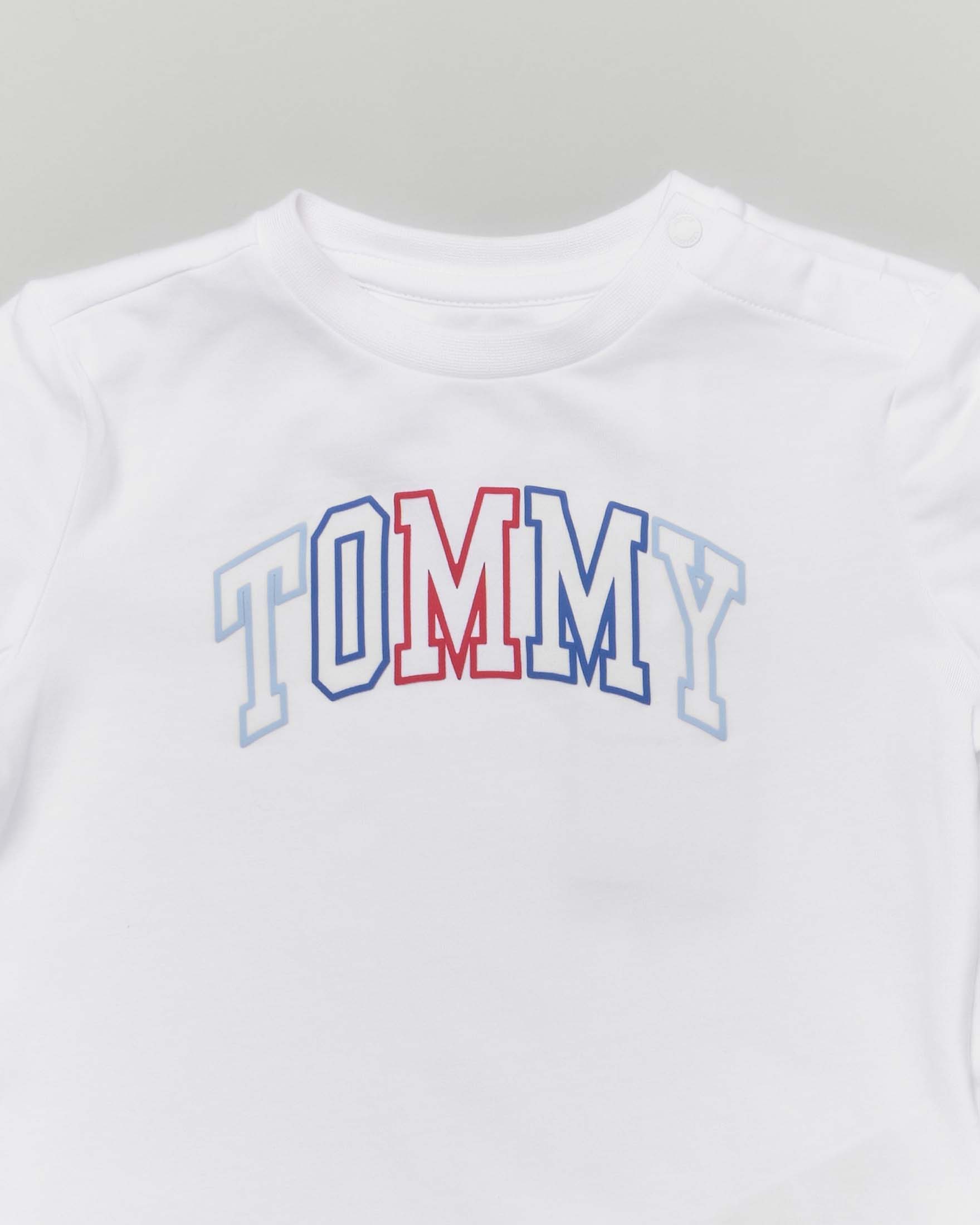 T-shirt bianca Tommy Hilfiger con scritta multicolor image