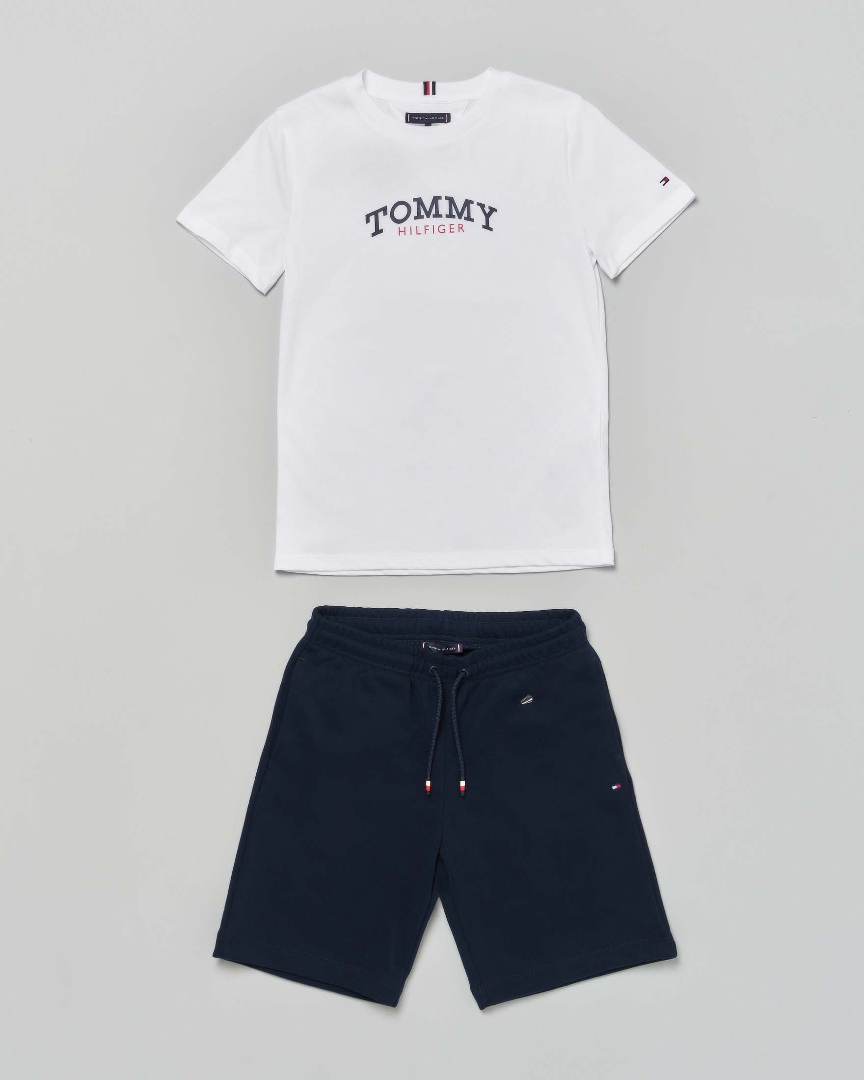 Completo Tommy Hilfiger t-shirt bianca e bermuda blu