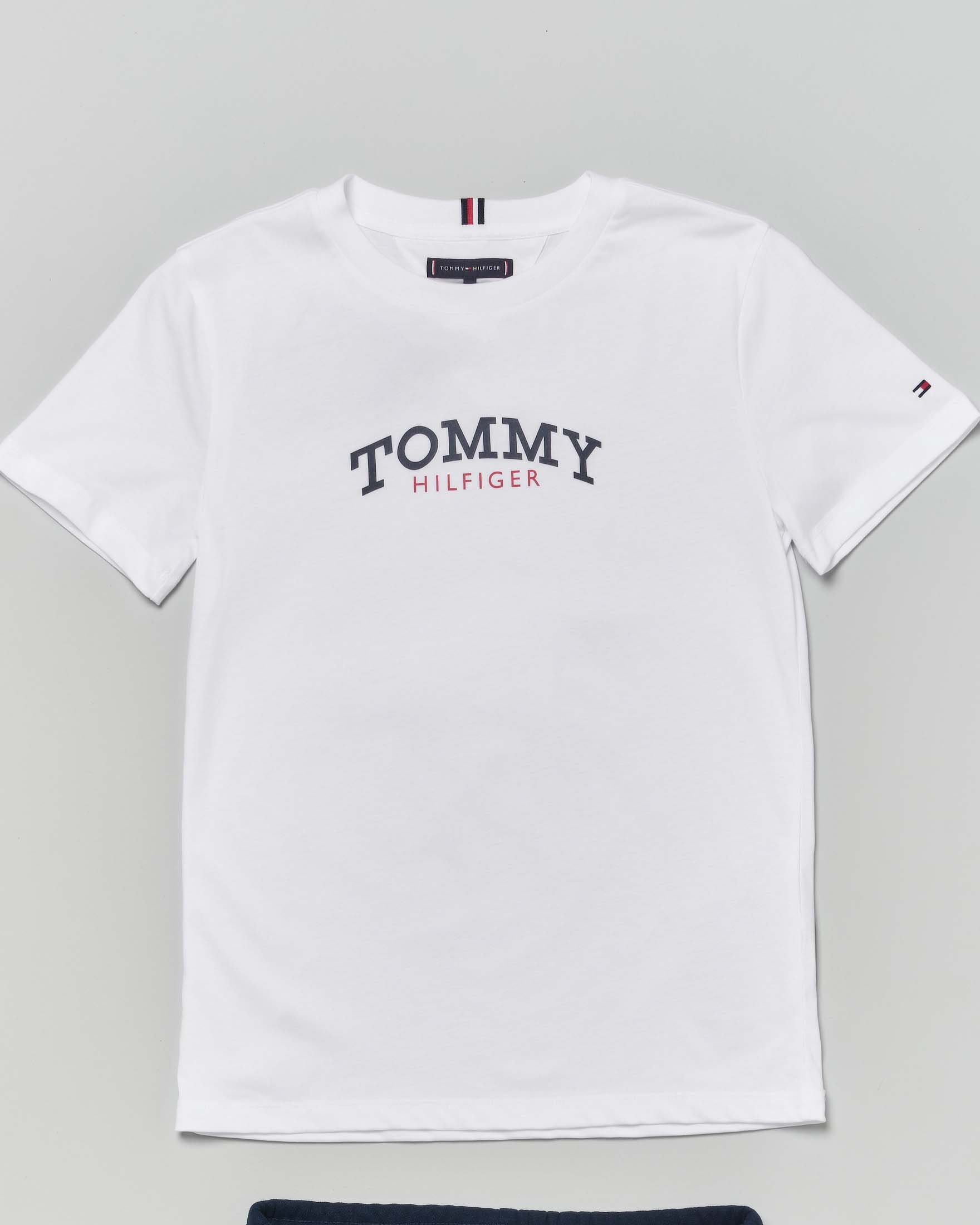 Completo Tommy Hilfiger t-shirt bianca e bermuda blu image