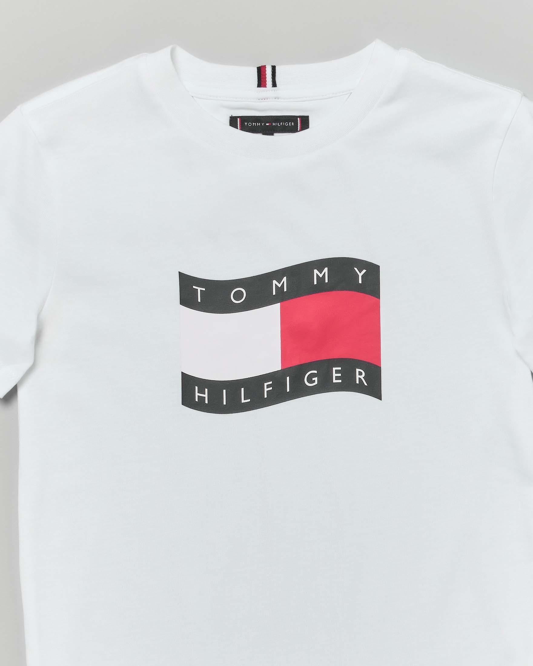 T-shirt Tommy Hilfiger bianca in puro cotone con bendiera logo icon image