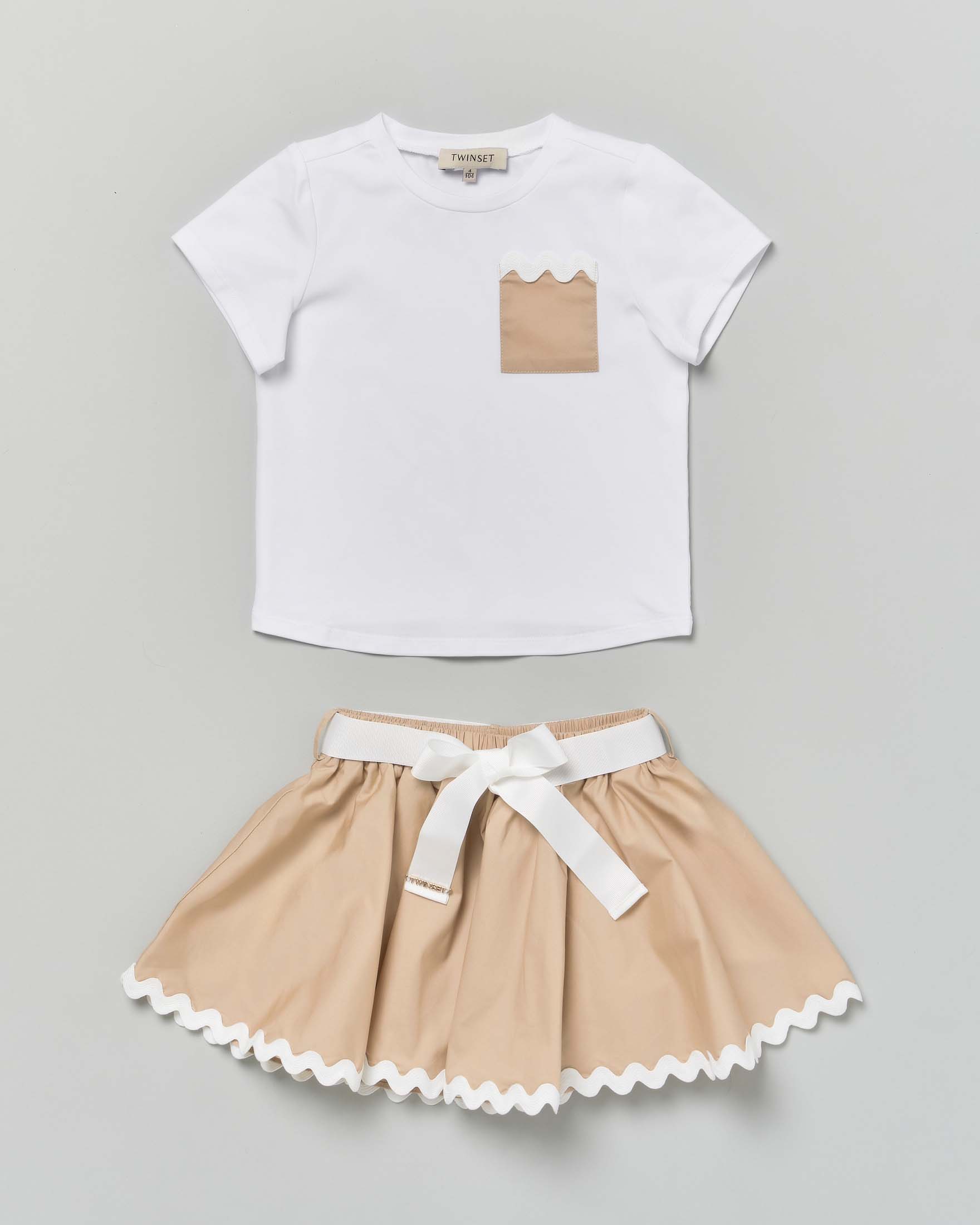 Completo t-shirt e gonna bianco e beige con dettagli