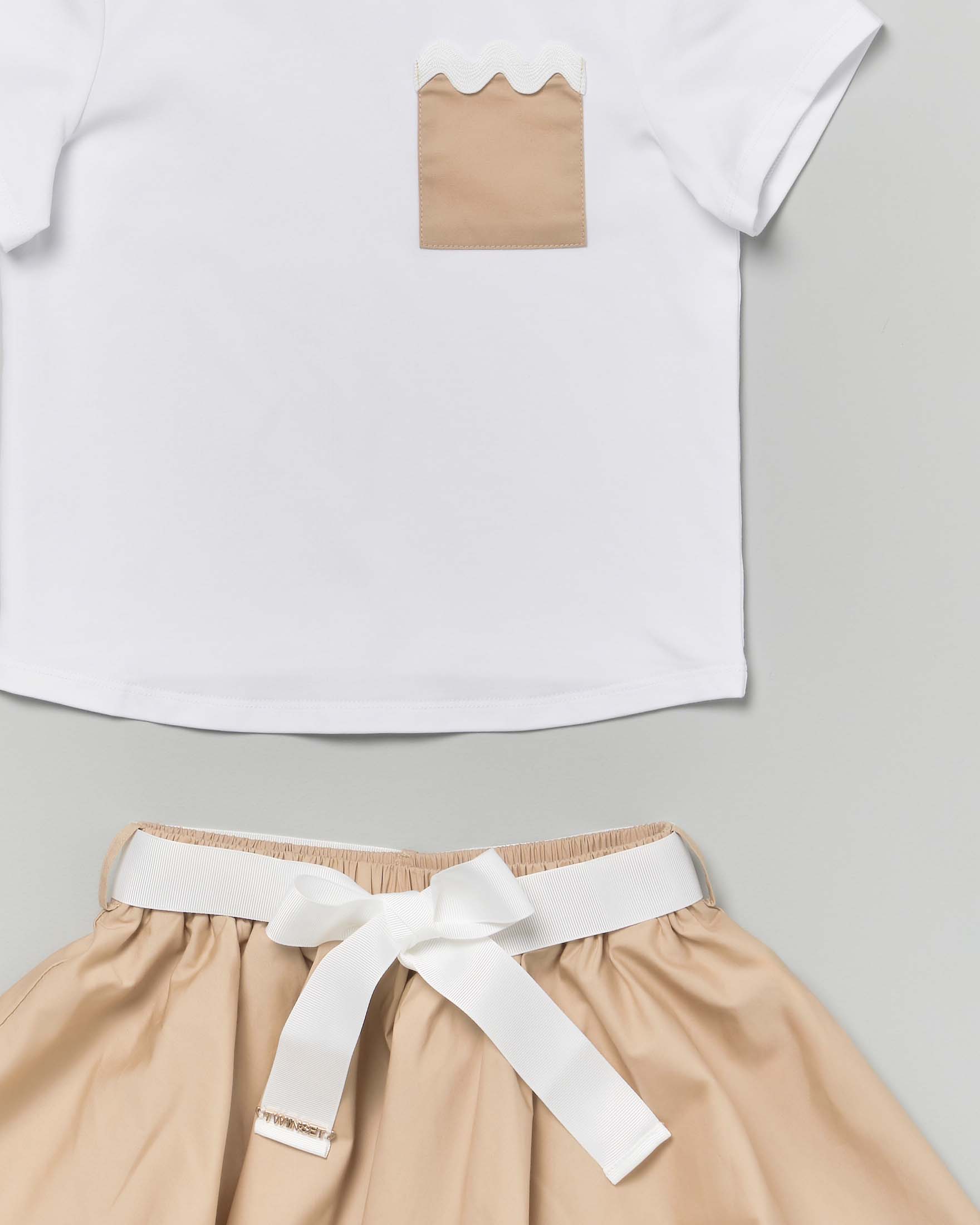 Completo t-shirt e gonna bianco e beige con dettagli image
