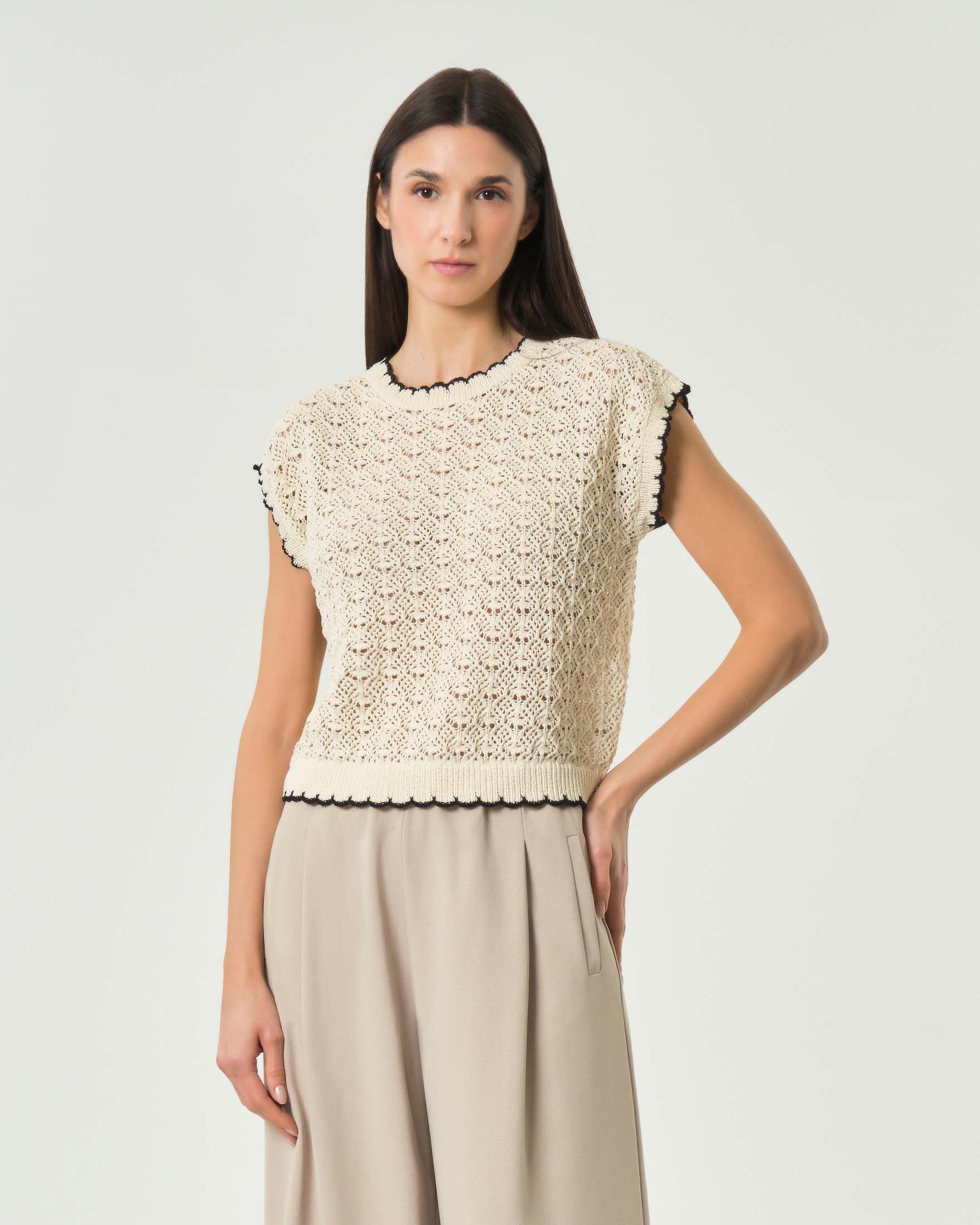 Gilet traforato girocollo color panna con profili ricamati a contrasto di colore