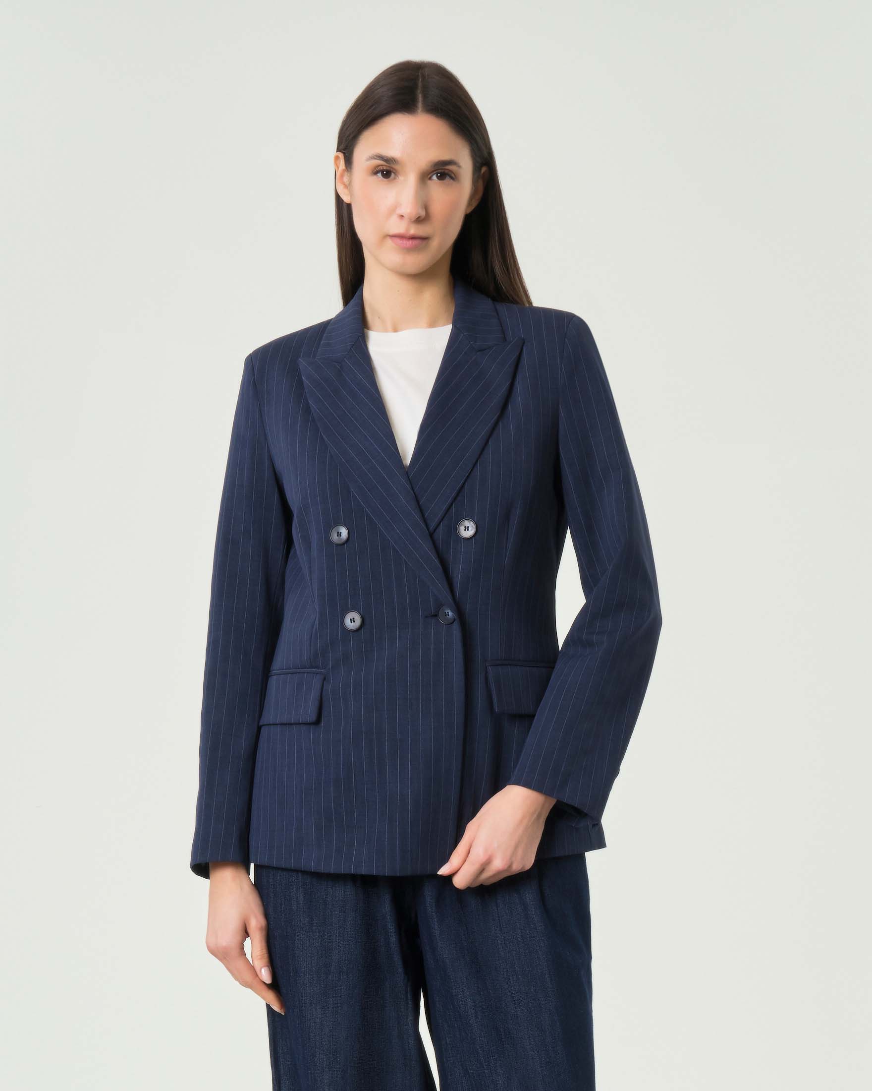 Blazer blu gessato doppiopetto con spalline strutturate e tasche frontali con patta