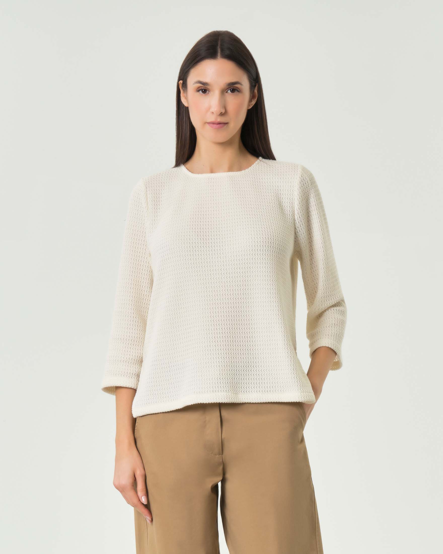 Maglia a mezze maniche écru in cotone con spacchi laterali e chiusura a bottone sul retro