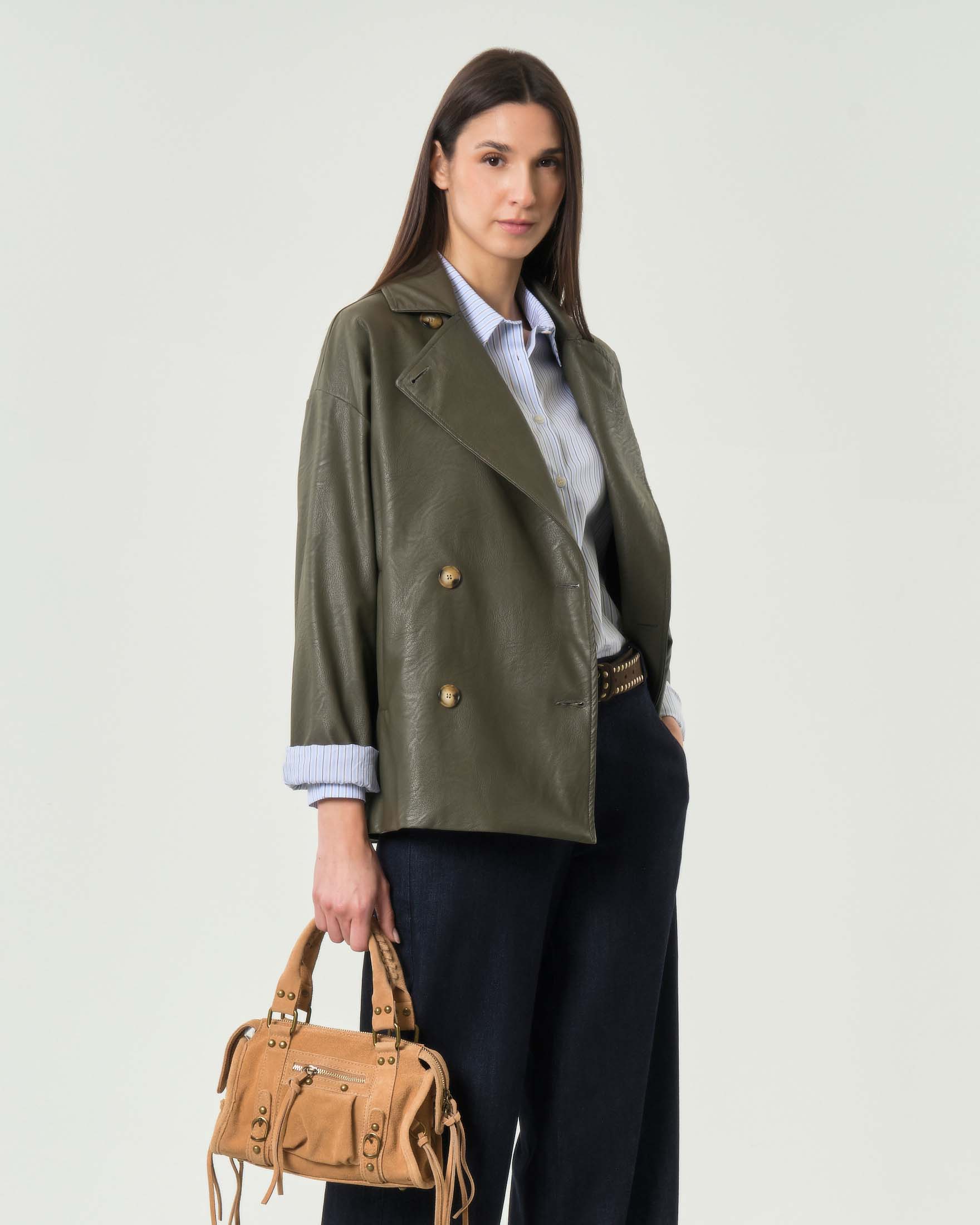 Peacoat Hlo! verde militare in similpelle con tasche profilate e spalla scesa