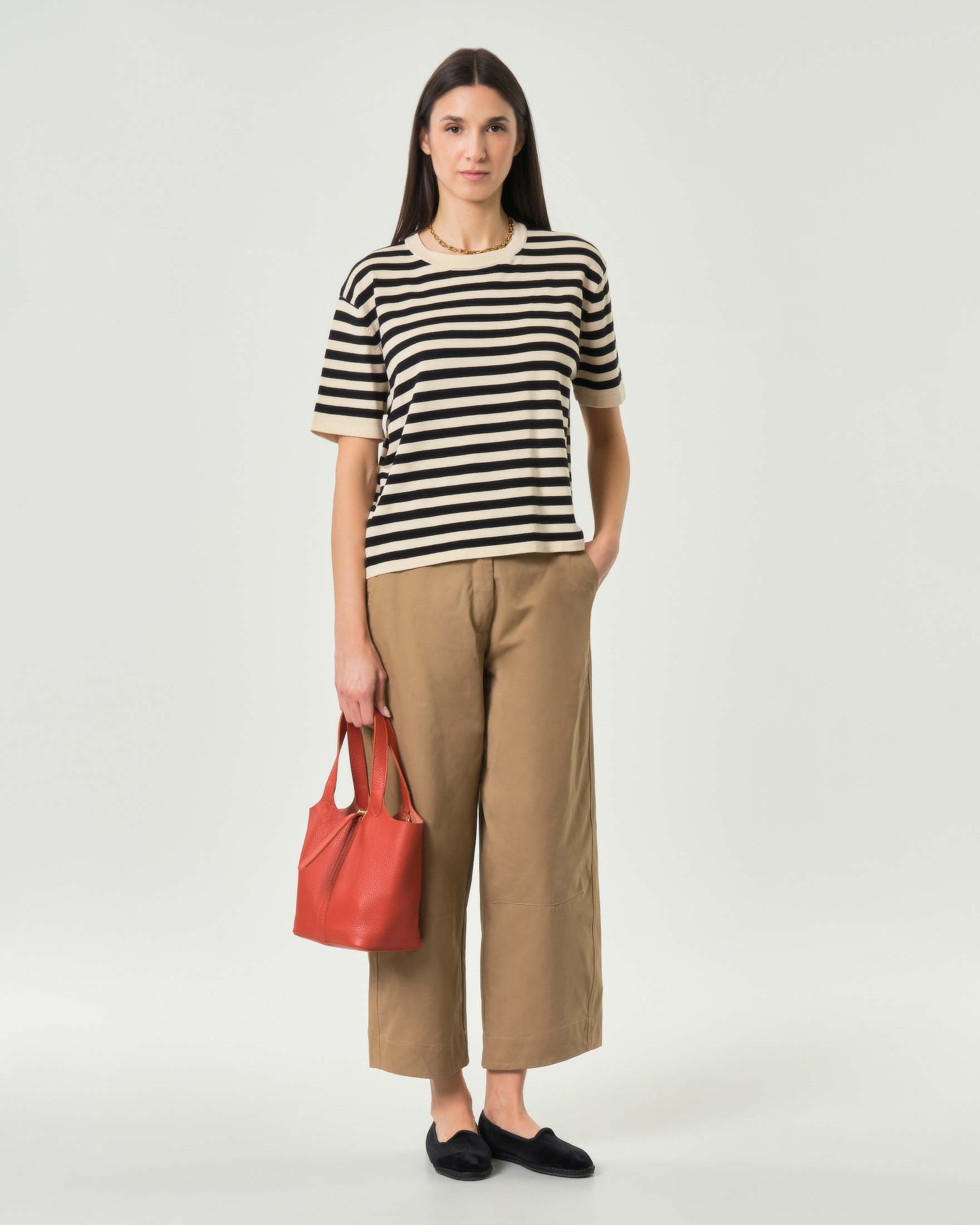 Pantaloni carrot fit cammello in gabardina di cotone con passanti da cintura