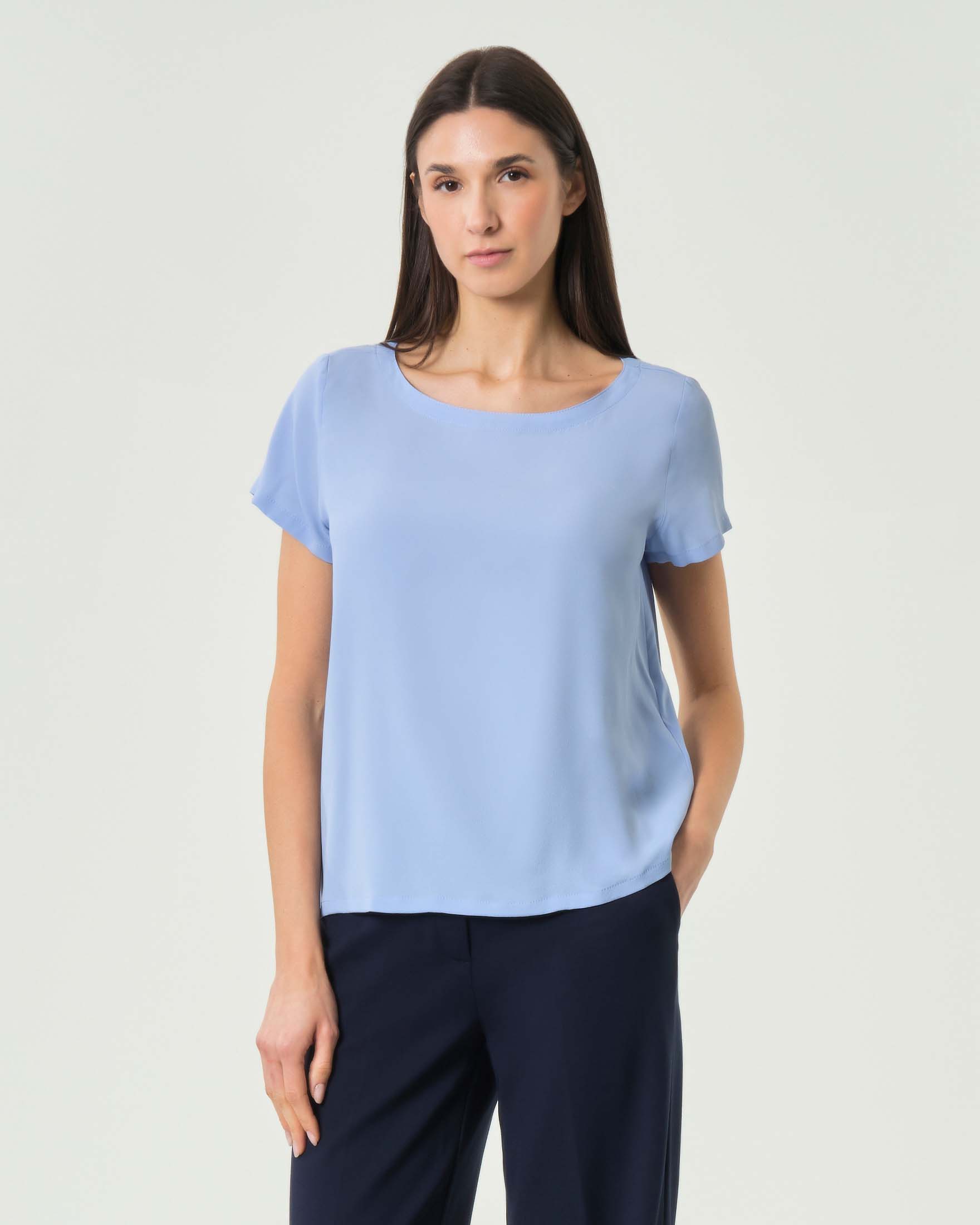 Blusa azzurra a maniche corte in crêpe de Chine di misto seta