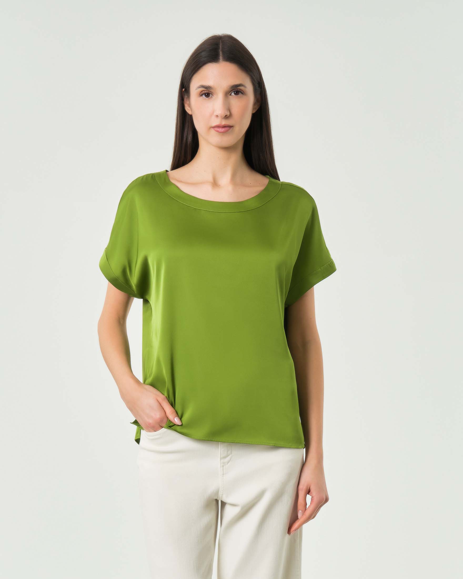 Blusa verde in raso tecnico stretch con maniche ad aletta e scollo stondato