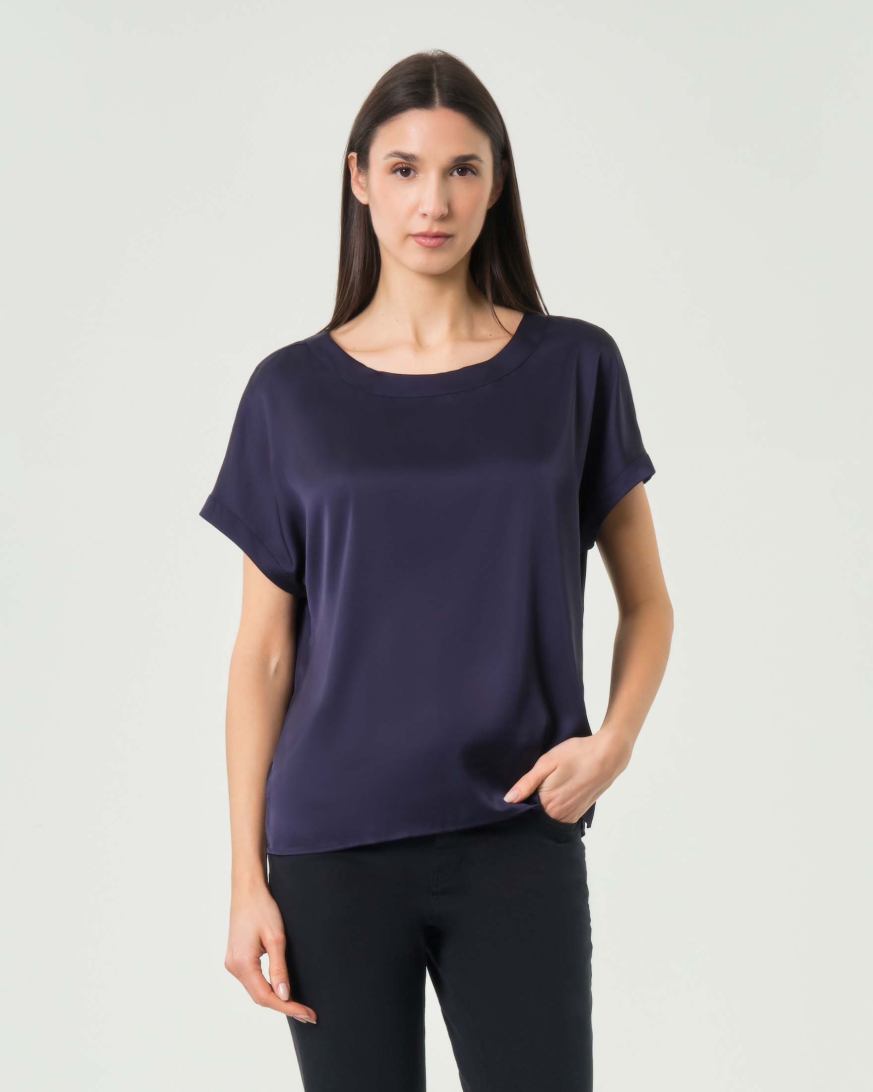 Blusa blu in raso tecnico stretch con maniche ad aletta e scollo stondato