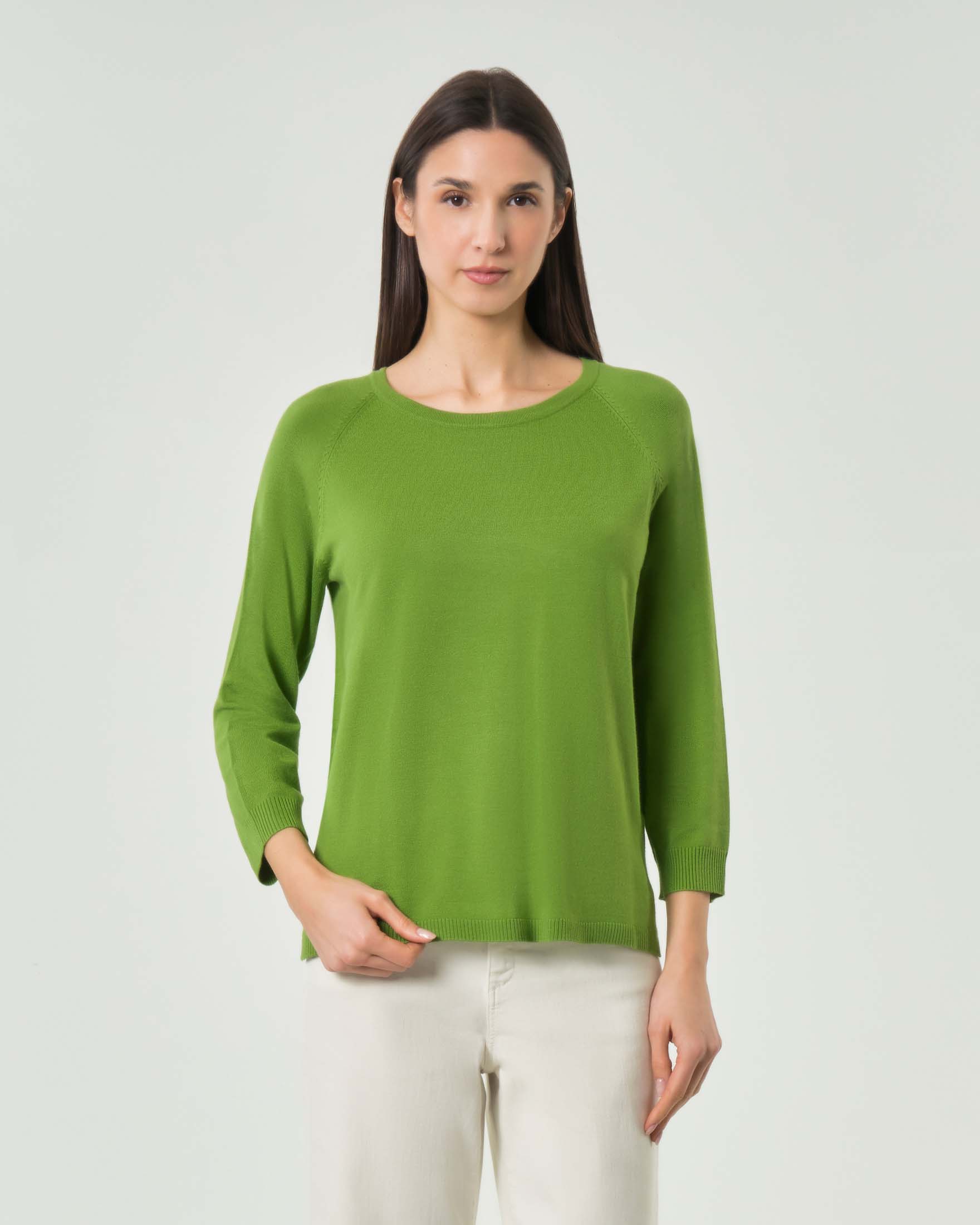 Maglia con maniche a tre quarti verde in viscosa stretch con spacchi laterali