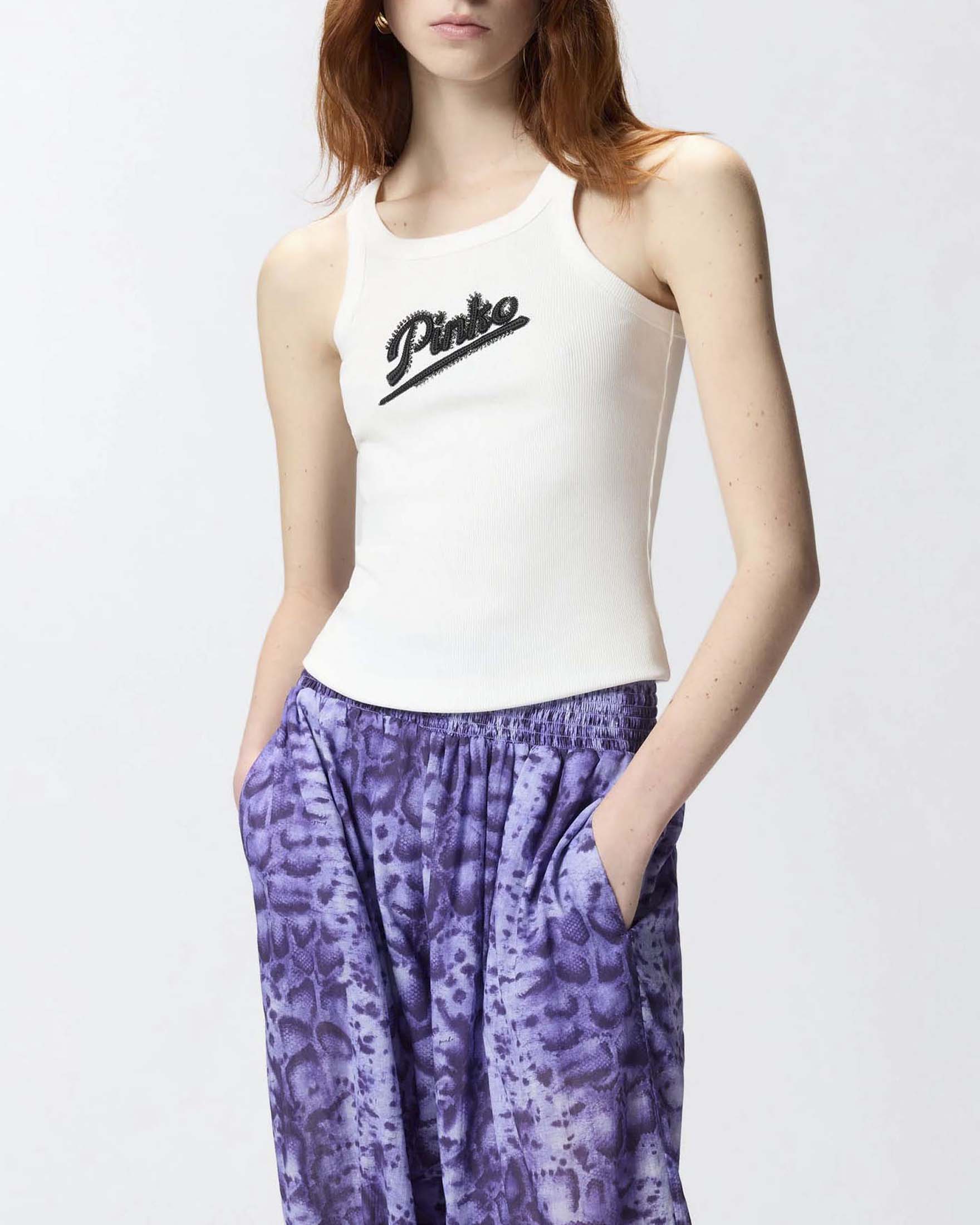 Canotta bianca Pinko in cotone stretch a costine con scritta logo e perline image
