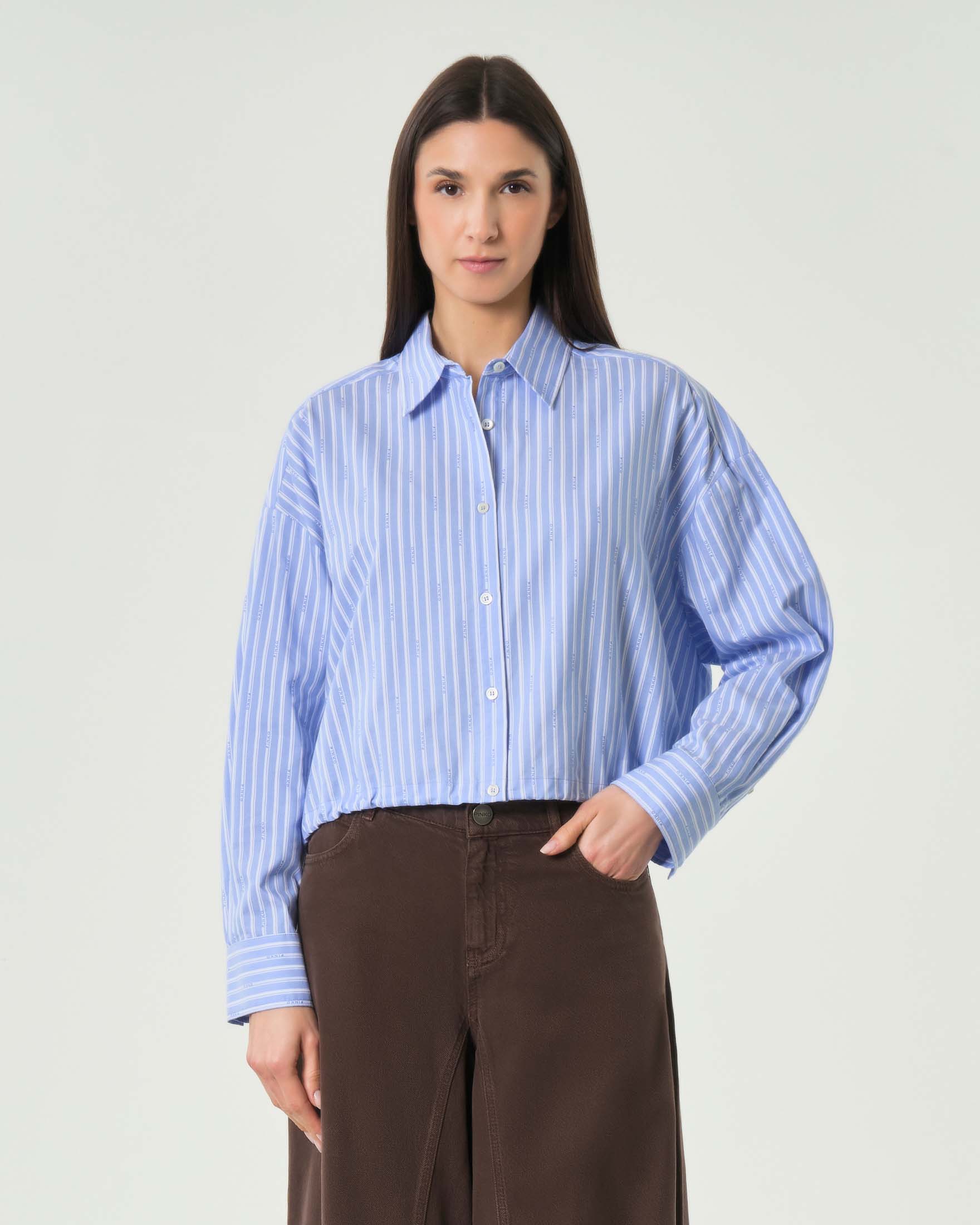 Camicia cropped azzurra in popeline a righe con logo lettering integrato