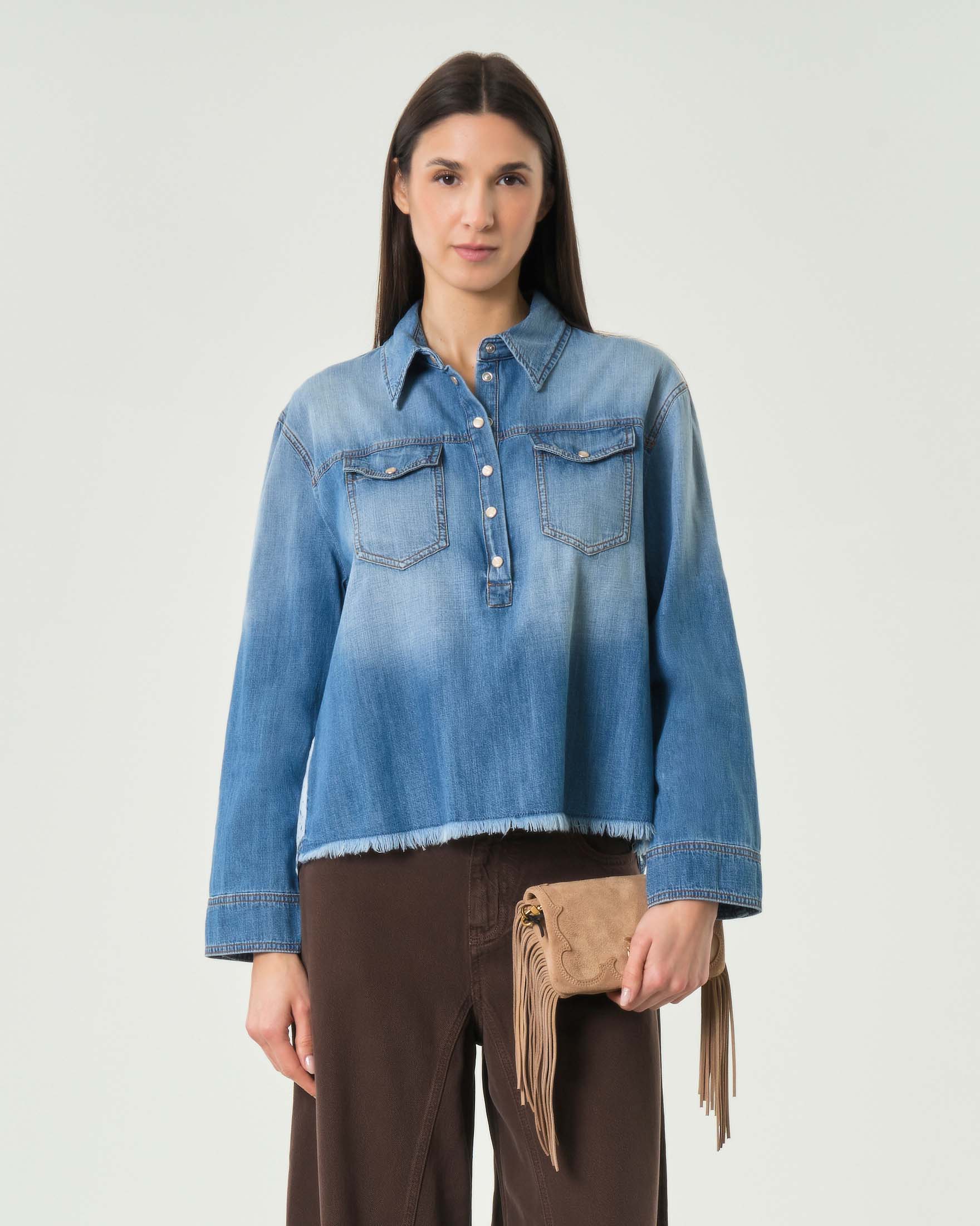 Camicia serafino in denim con inserto foulard fantasia paisley sul retro