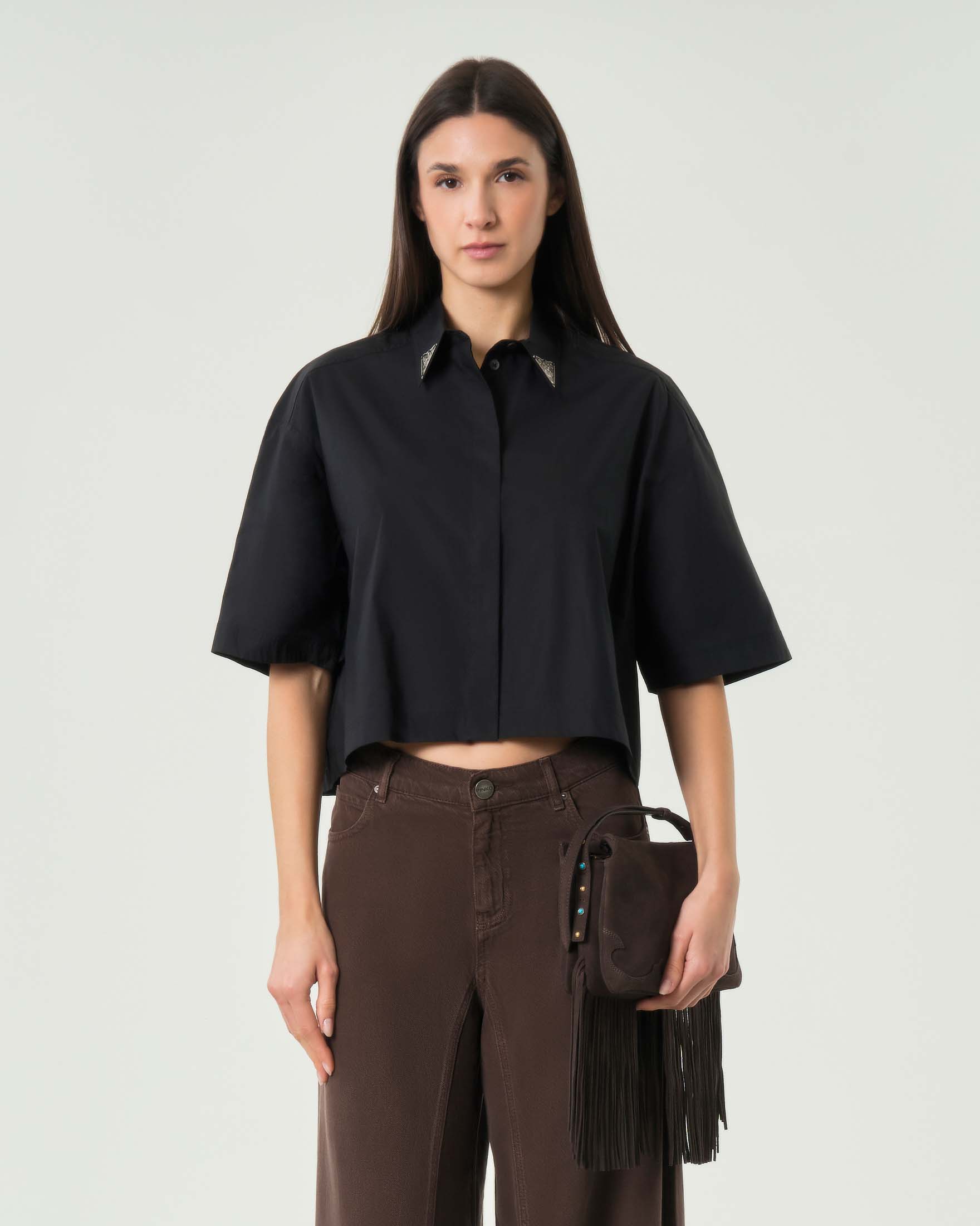 Camicia cropped nera in puro cotone con applicazioni metalliche sul colletto e scritta logo
