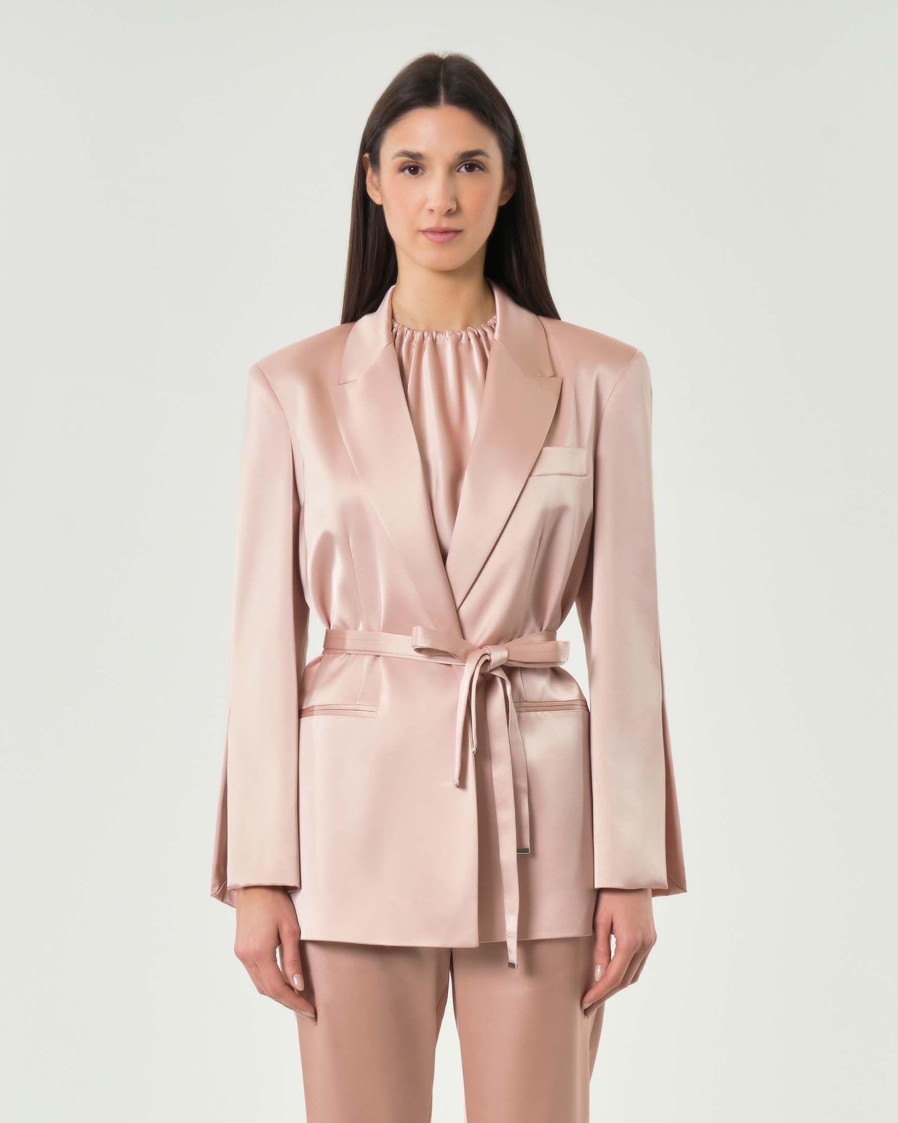 Blazer cipria in satin con cintura da annodare e spacchi su retro e maniche