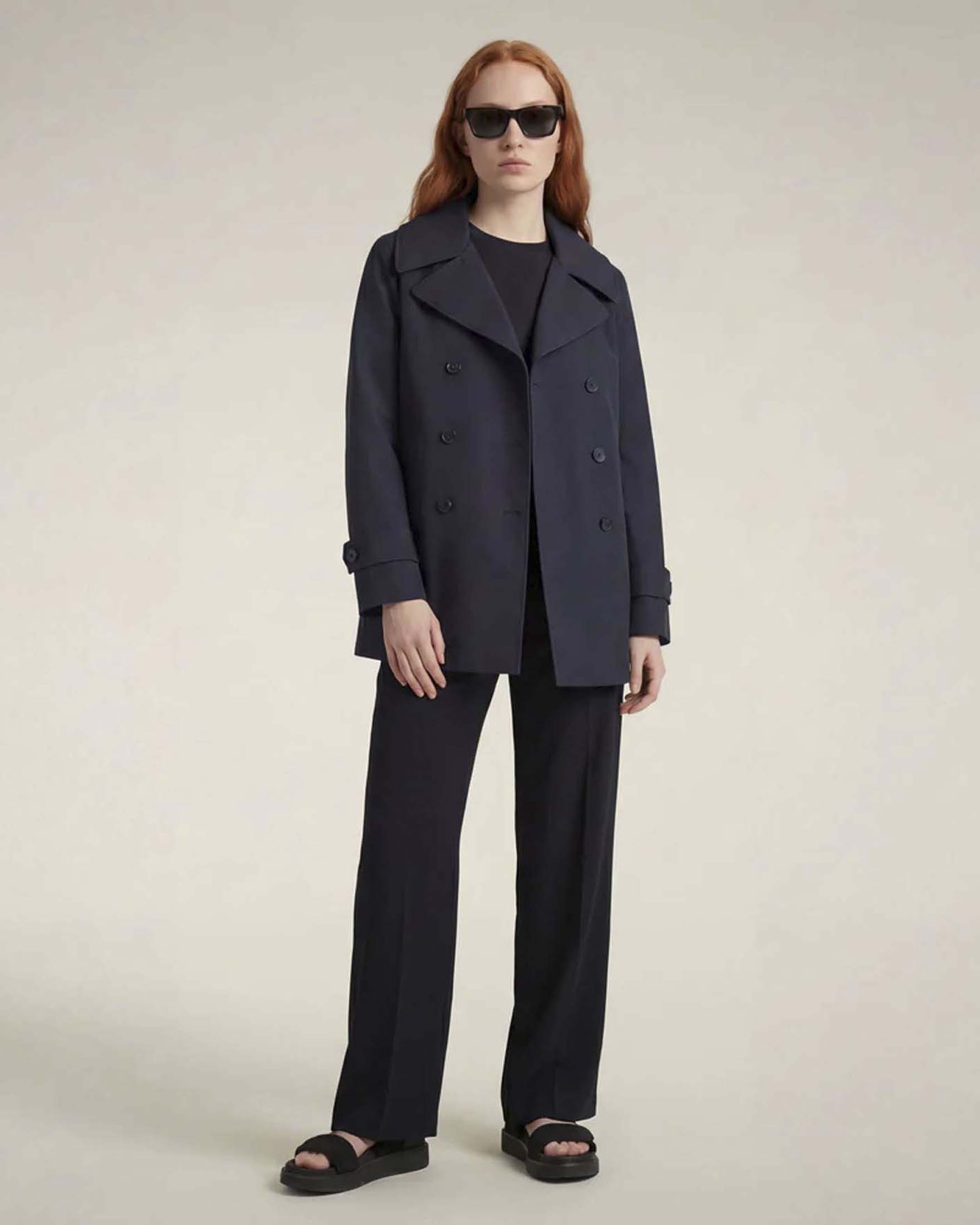 Trench corto Save The Duck blu con chiusura doppiopetto e martingala sul retro image