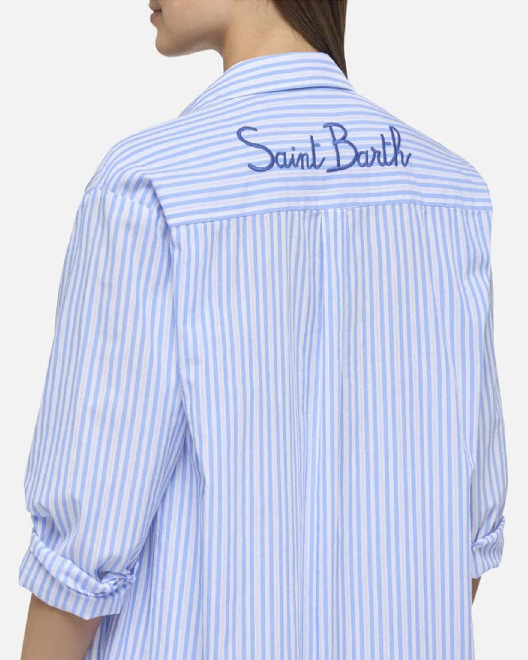 Camicia lunga MC2 Saint Barth azzurra a righe bianche con scritta logo ricamata sulle spalle image