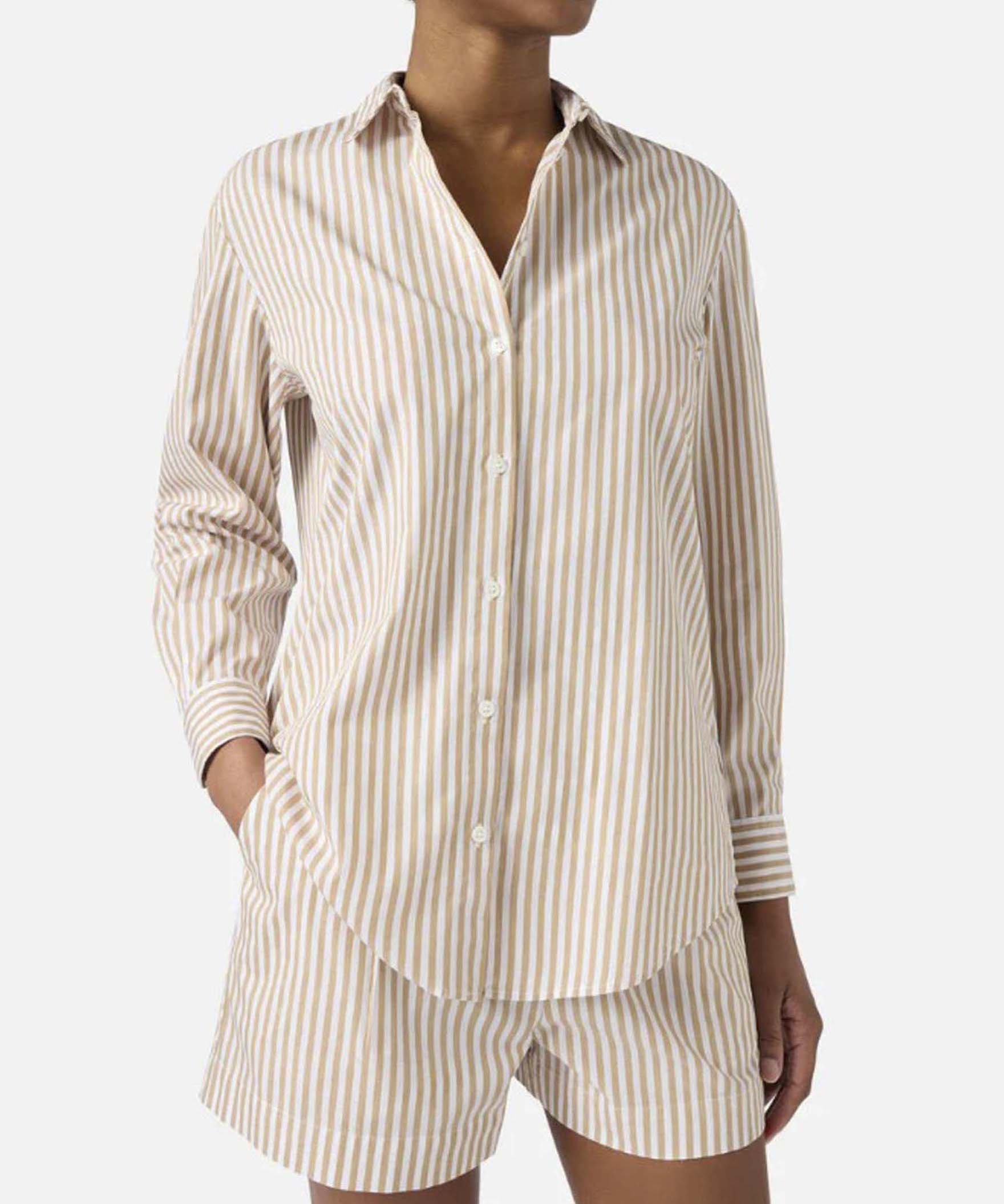 Camicia a righe beige e bianche in popeline di cotone con scritta logo ricamata sulle spalle