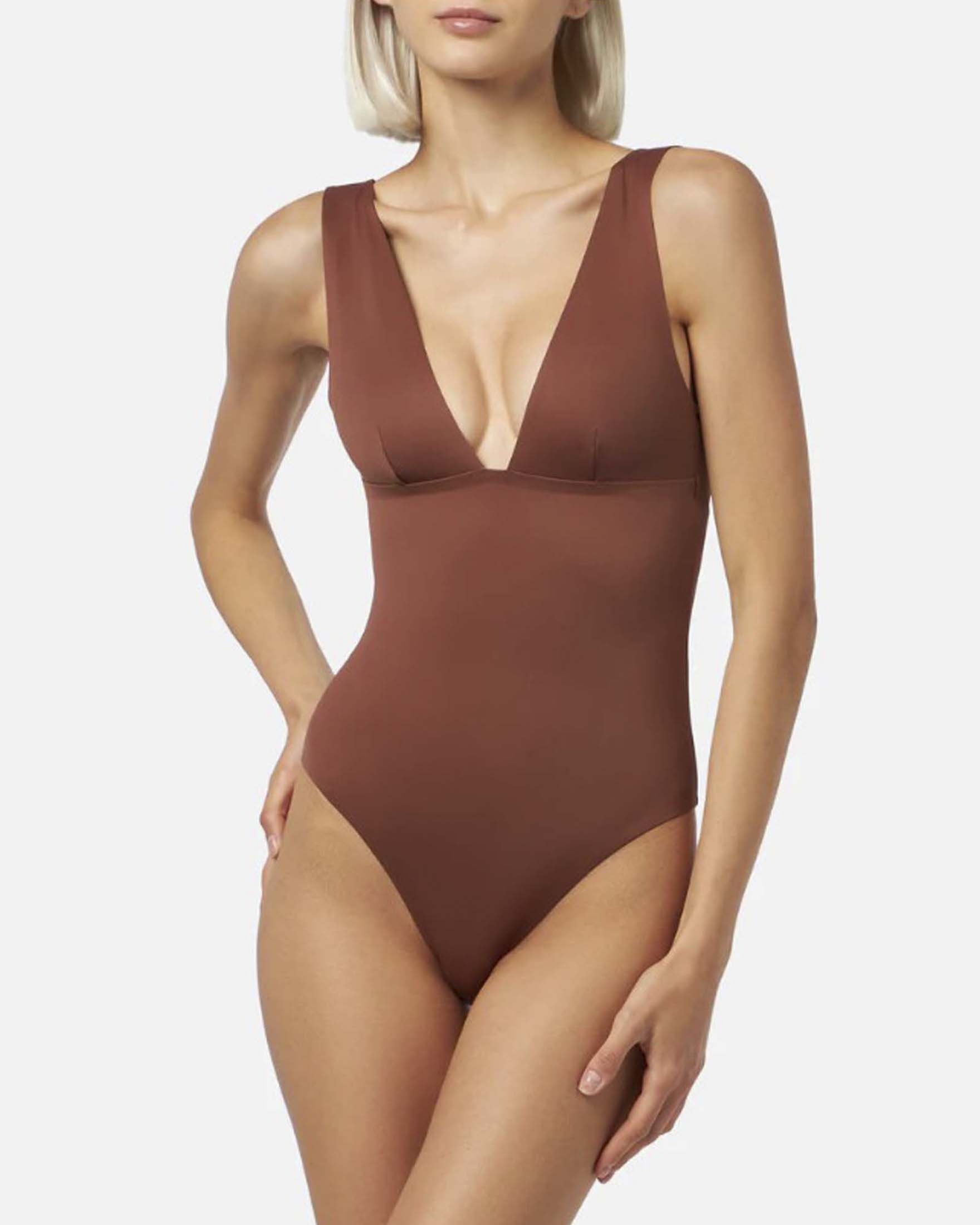Costume intero marrone con profondo scollo e taglio a vivo