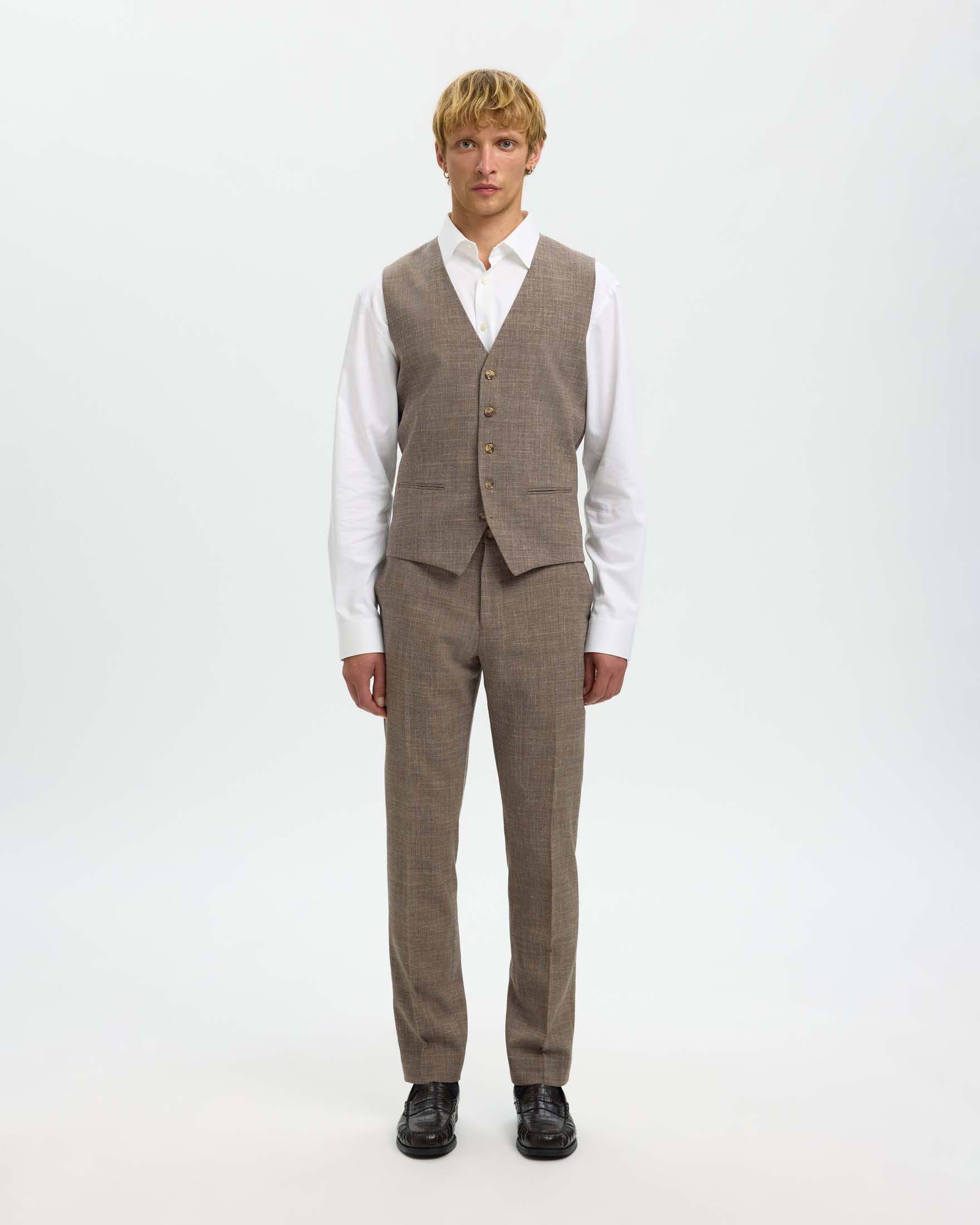 Gilet Selected Homme marrone in tessuto di misto lana e lino stretch con chiusura monopetto