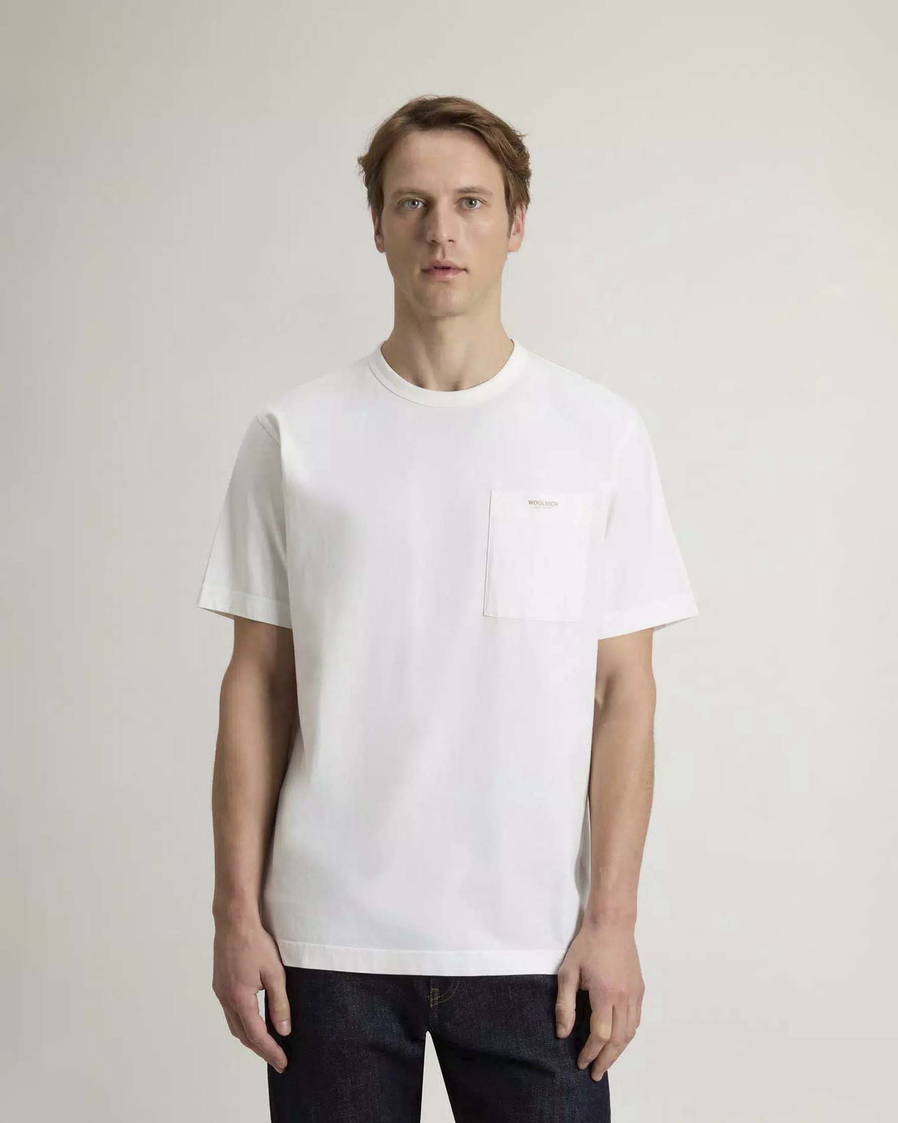 T-shirt Woolrich bianca in jersey di cotone con taschino al petto image