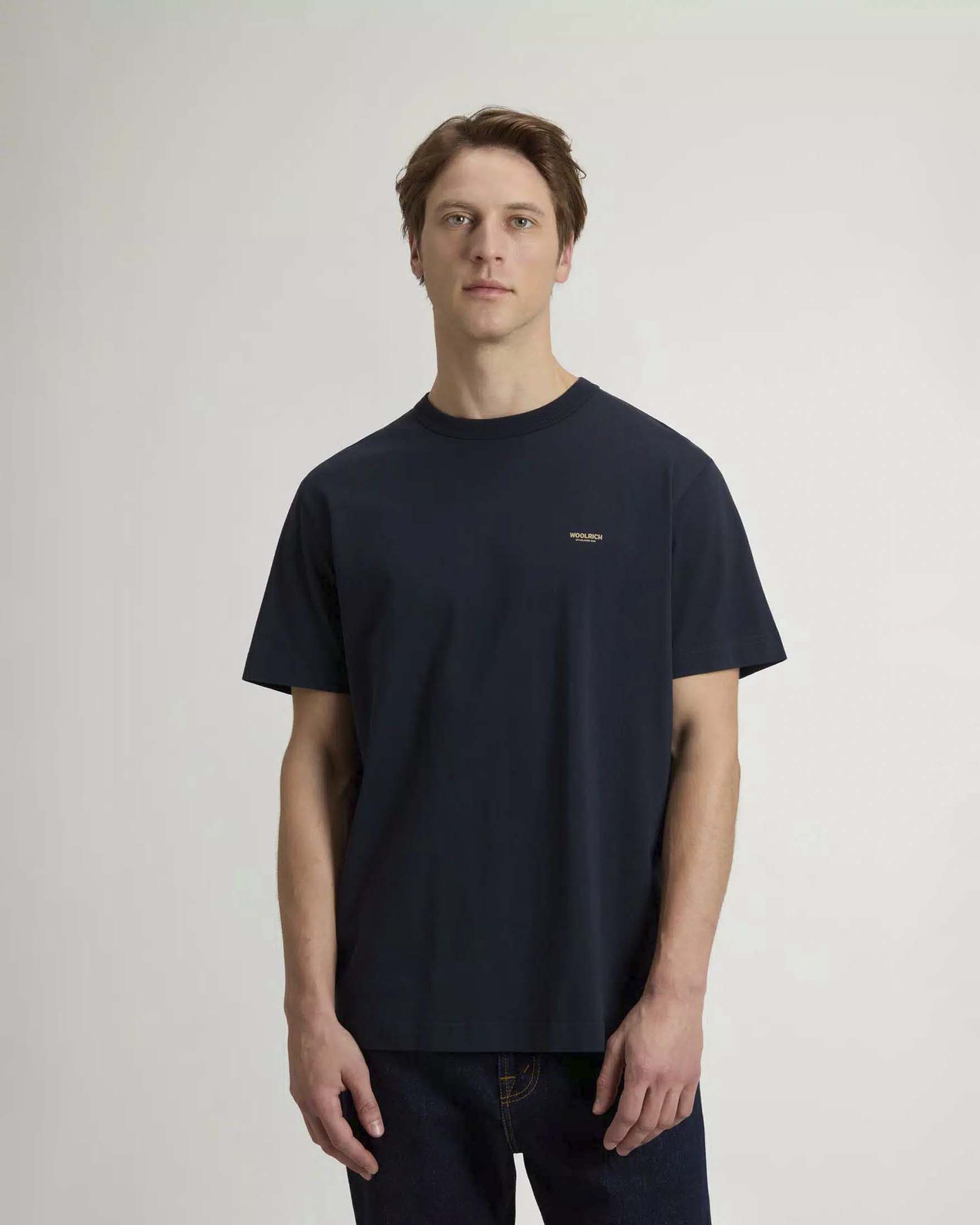 T-shirt Woolrich blu in jersey di cotone con logo stampato al petto image
