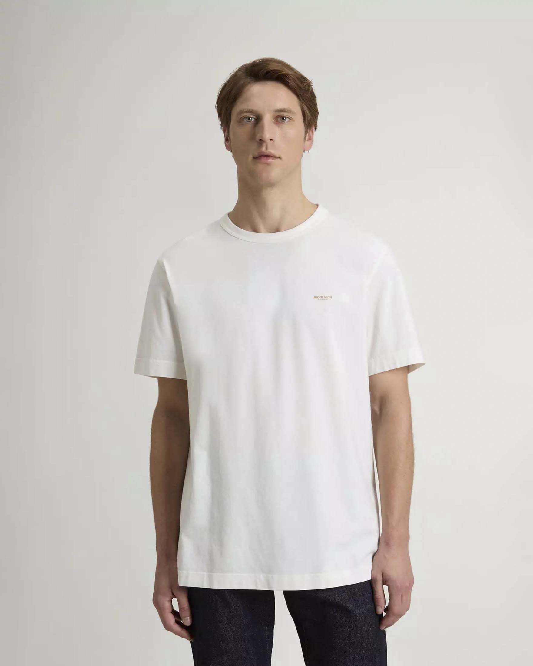 T-shirt Woolrich bianca in jersey di cotone con logo stampato al petto image
