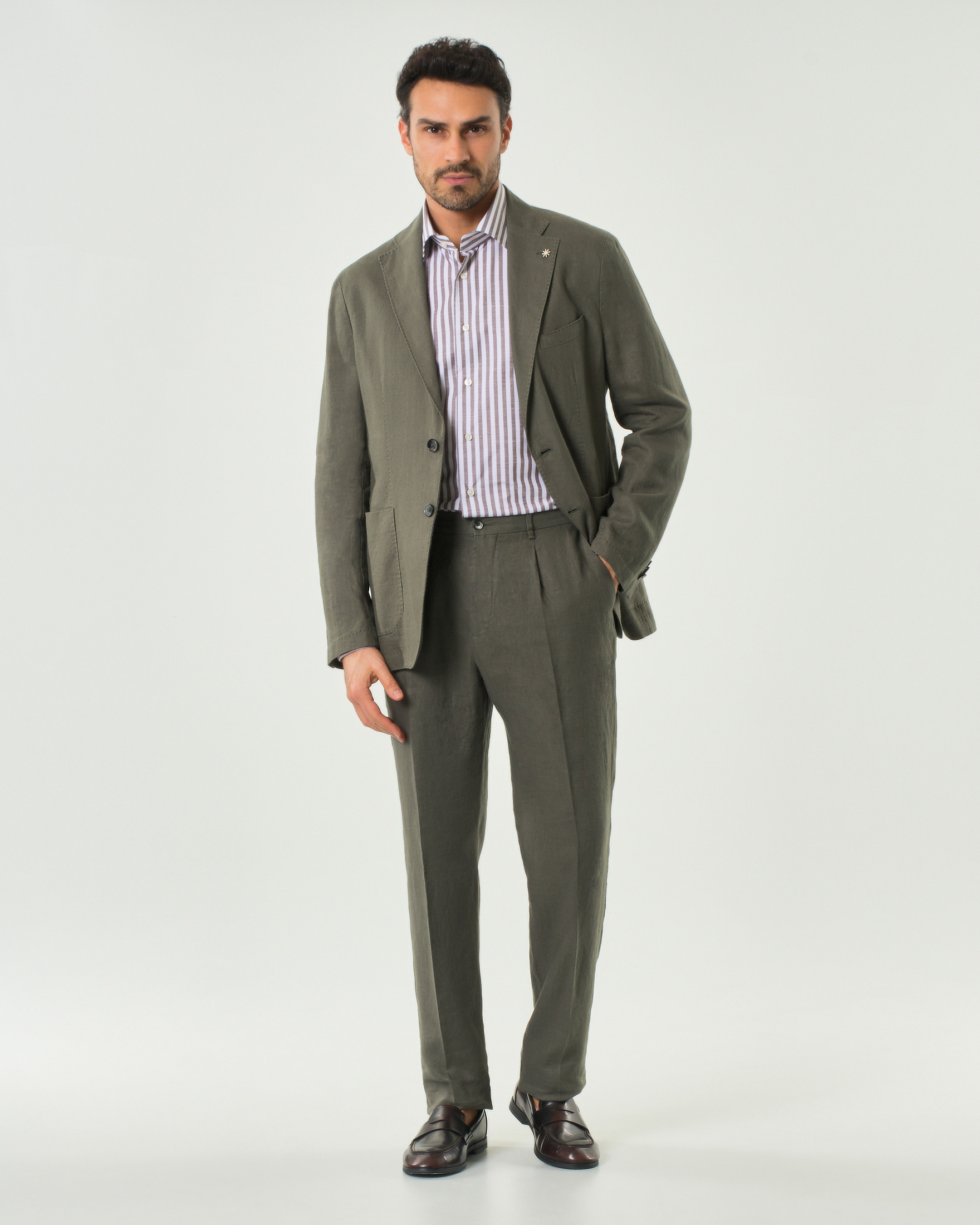 Abito verde militare in puro lino con rever classico