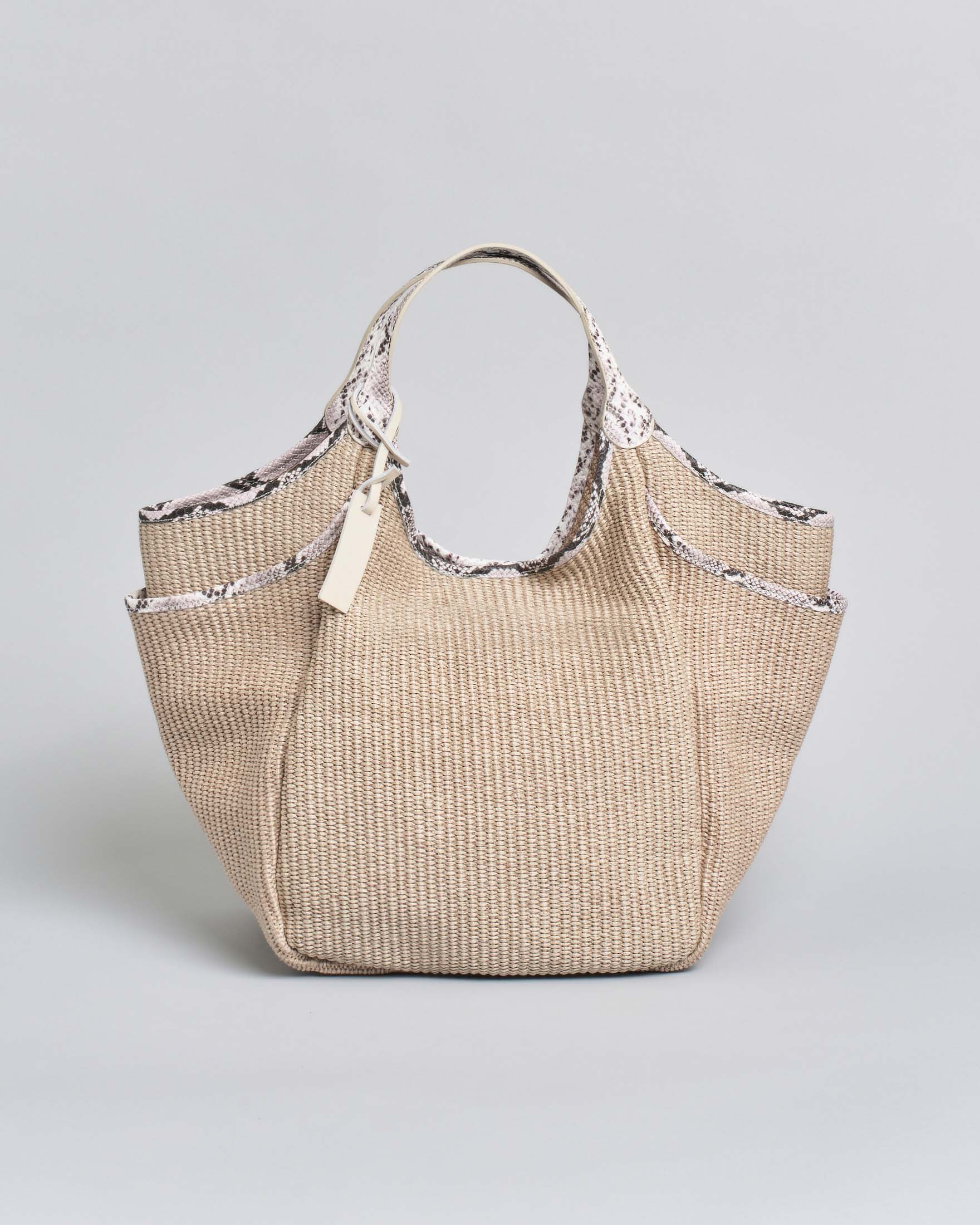 Borsa a spalla in rafia color gesso con profili in pelle pitonata