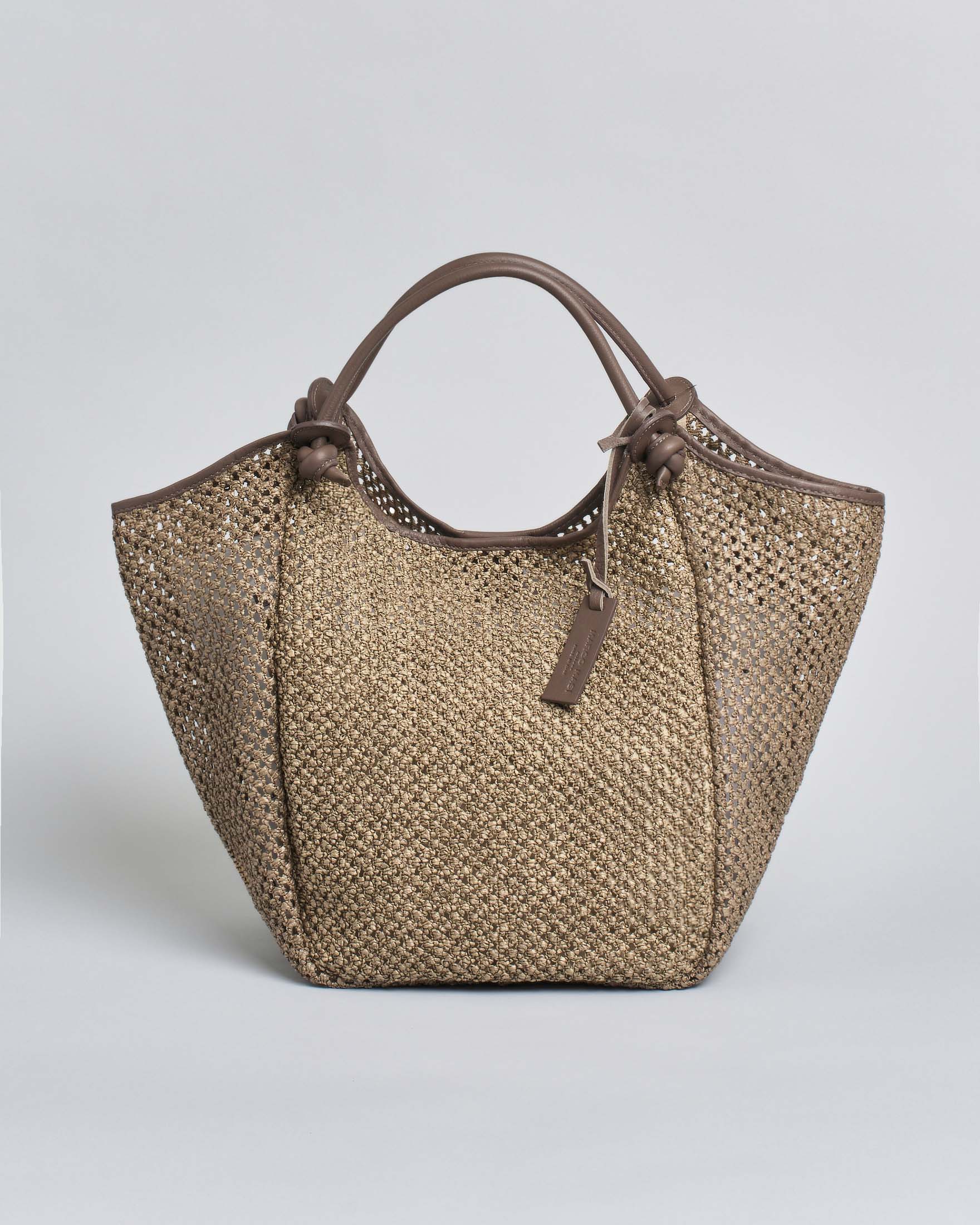 Borsa a spalla khaki in rafia intrecciata a rete con profili in pelle