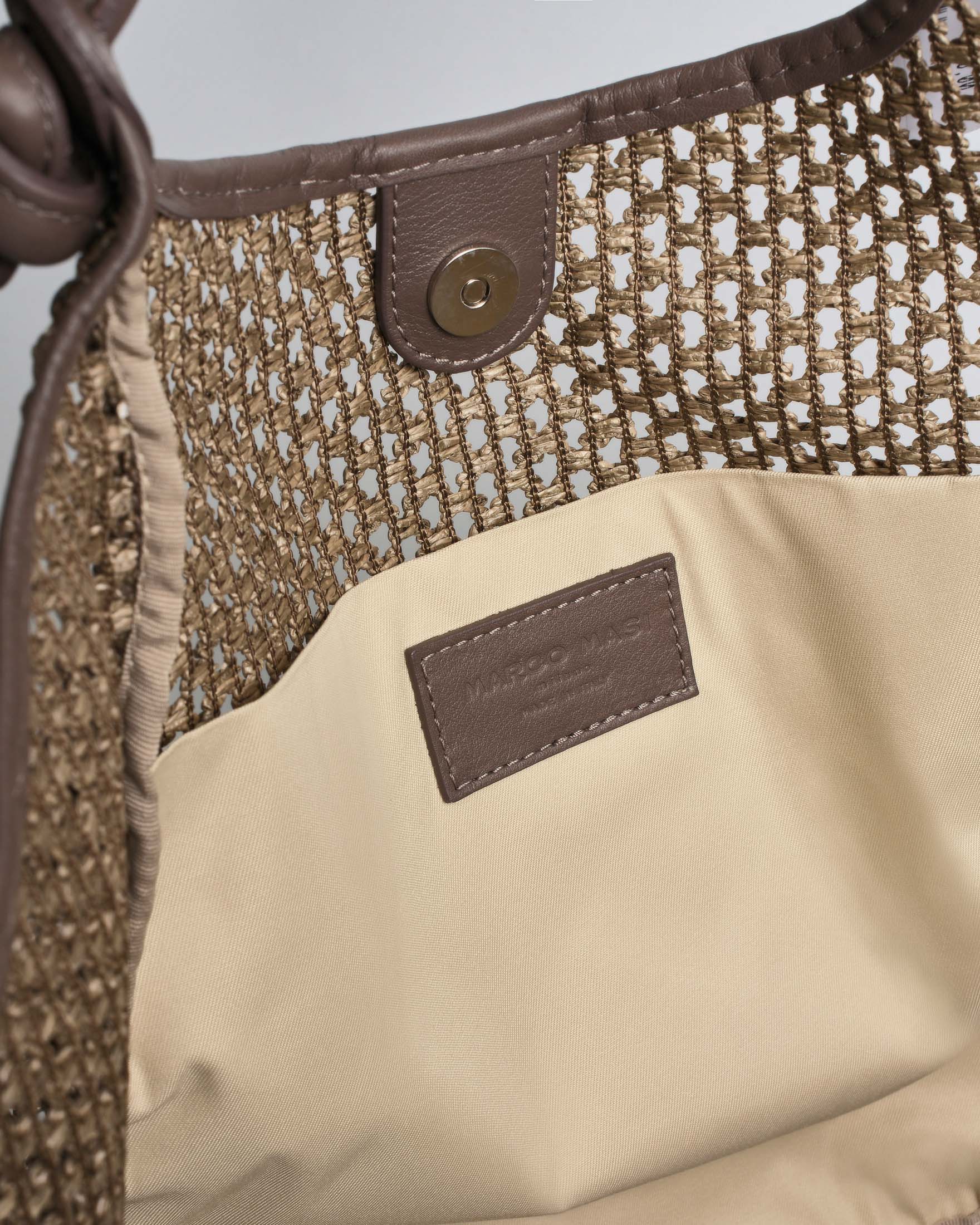Borsa Marco Masi a spalla khaki in rafia intrecciata a rete con profili in pelle image