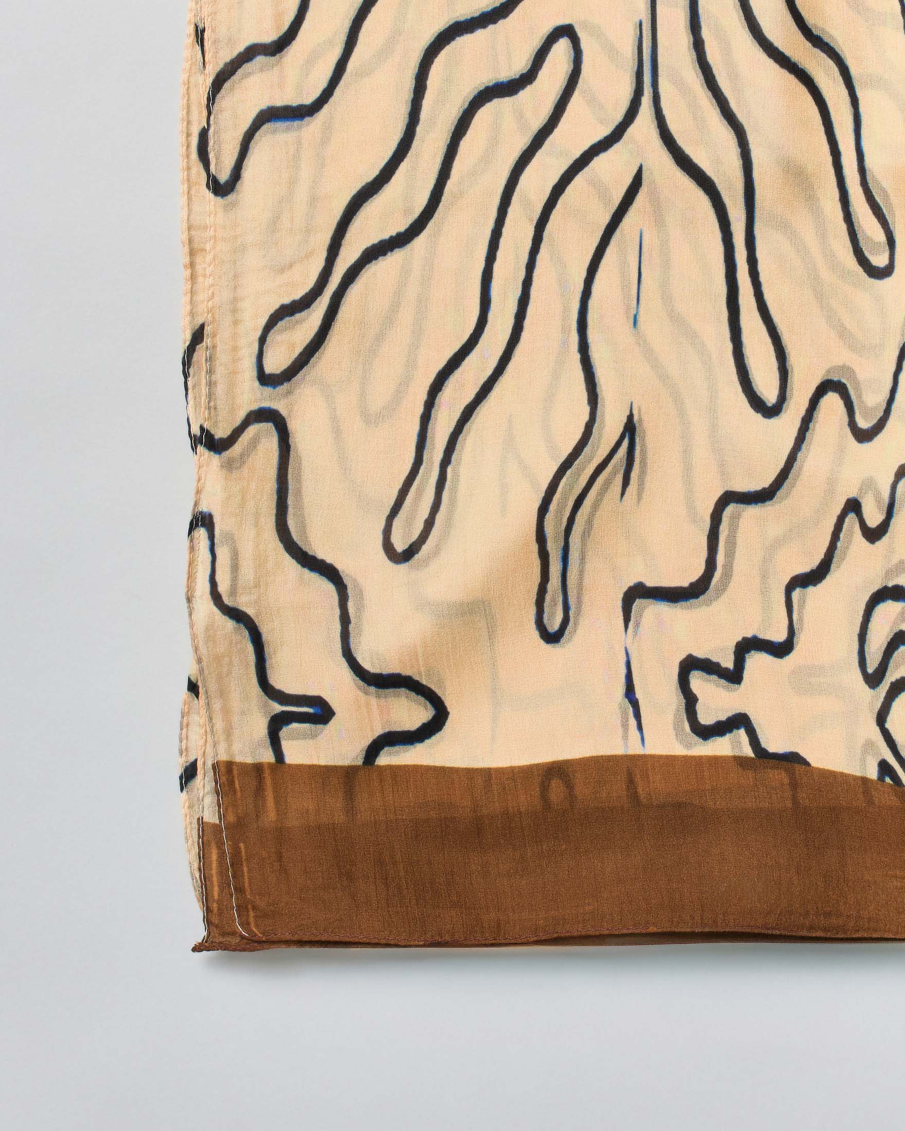 Sciarpa Pellizzari beige in pura seta con bordo coccio e linee graiche nere image